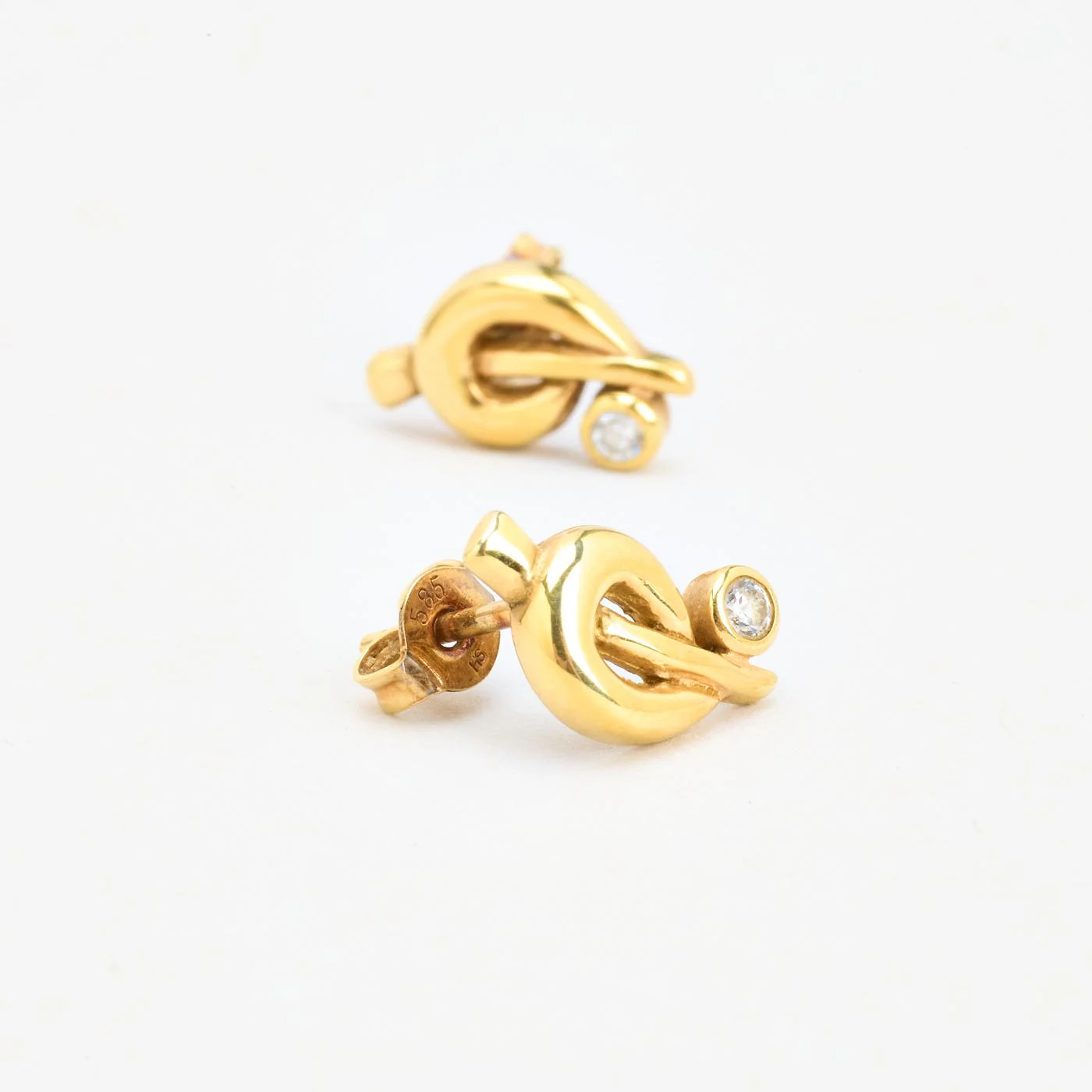 Vridna örhängen med stift i 14K guld med en zirkonia, 1.2 cm, - Image 5