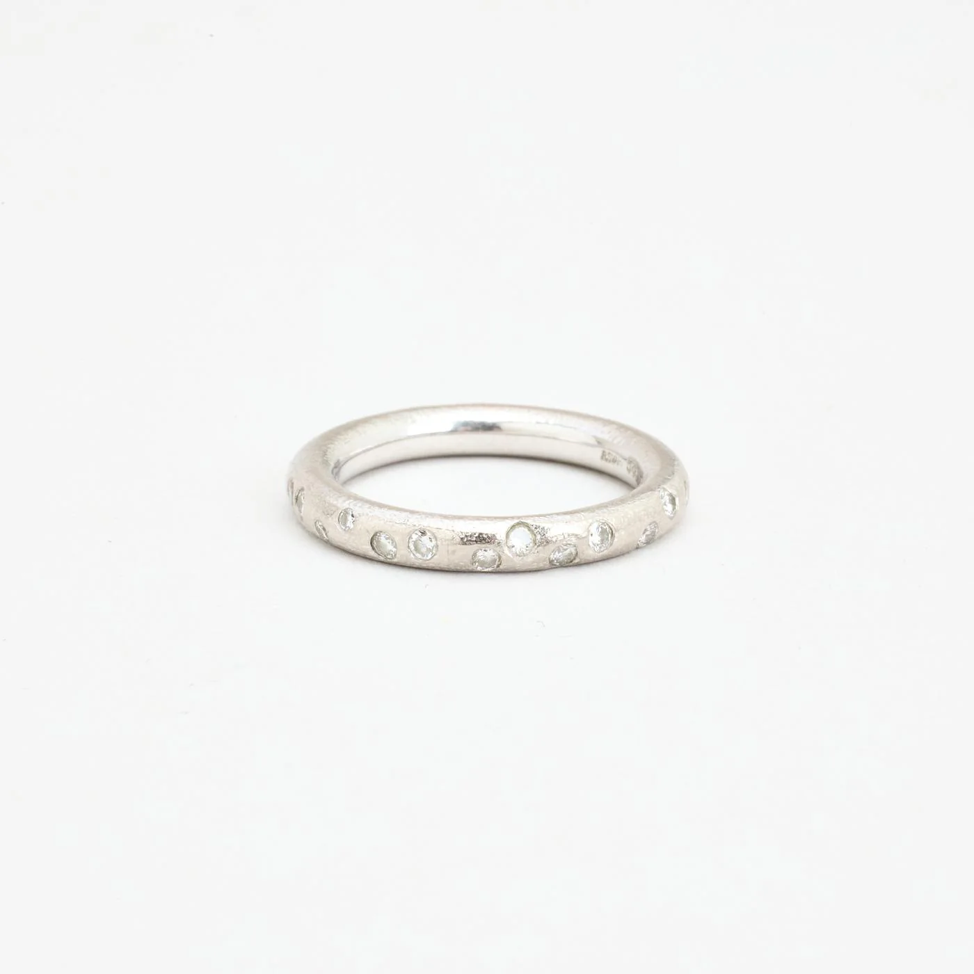 Matt Ruben Svart vigselring med diamant (0.2 ct) i 14K vitt guld strl. 16.9 / strl. 53
