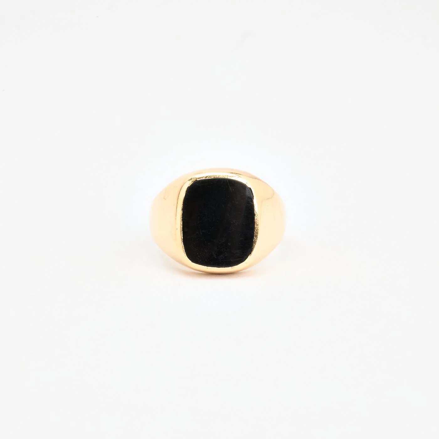 Klackring i 14K guld med en onyx strl. 20.7 / strl. 65