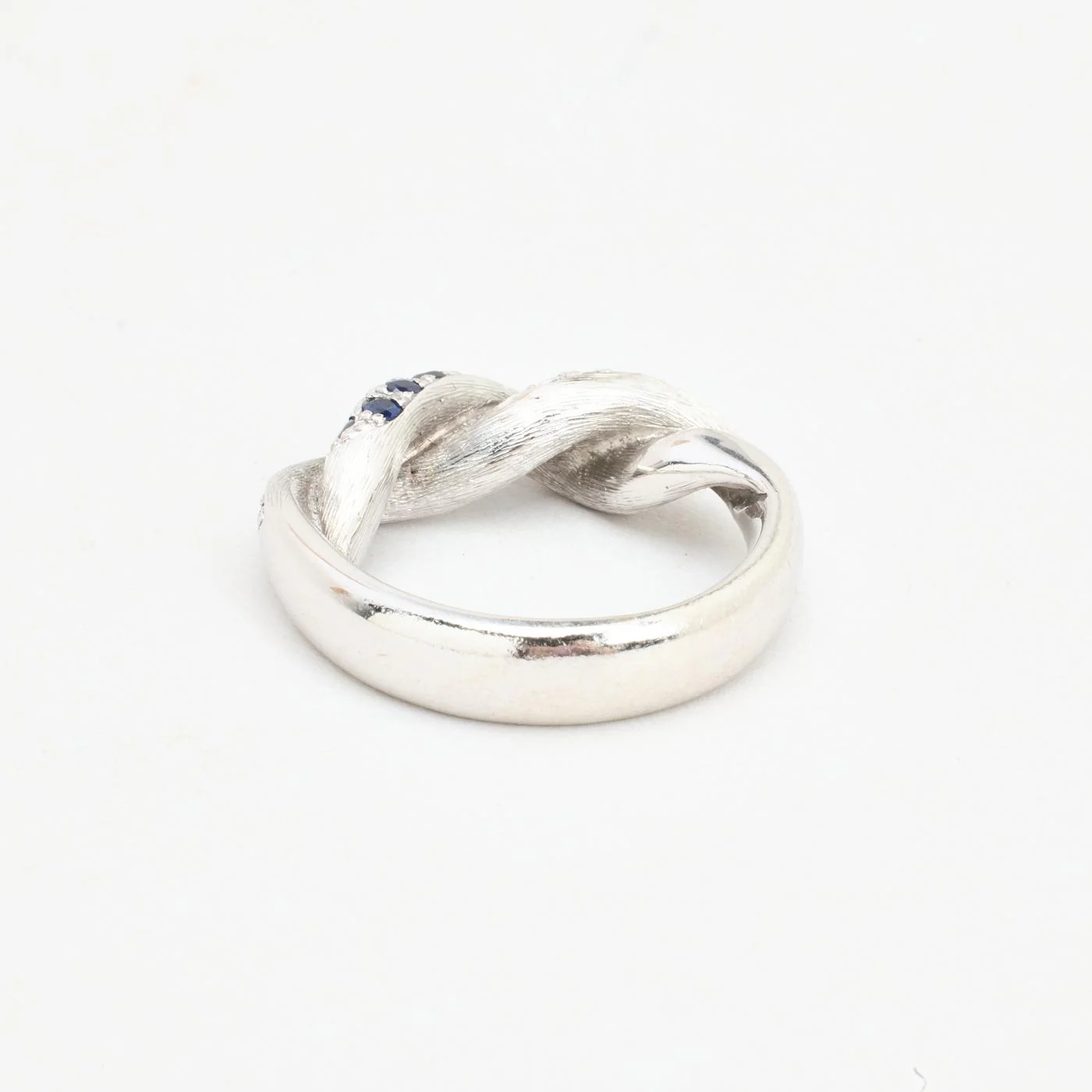 Pavéfattad Crossoverring med diamant (0.33 ct) i 14K vitt guld med en safir strl. 15.6 / strl. 49 - Image 3