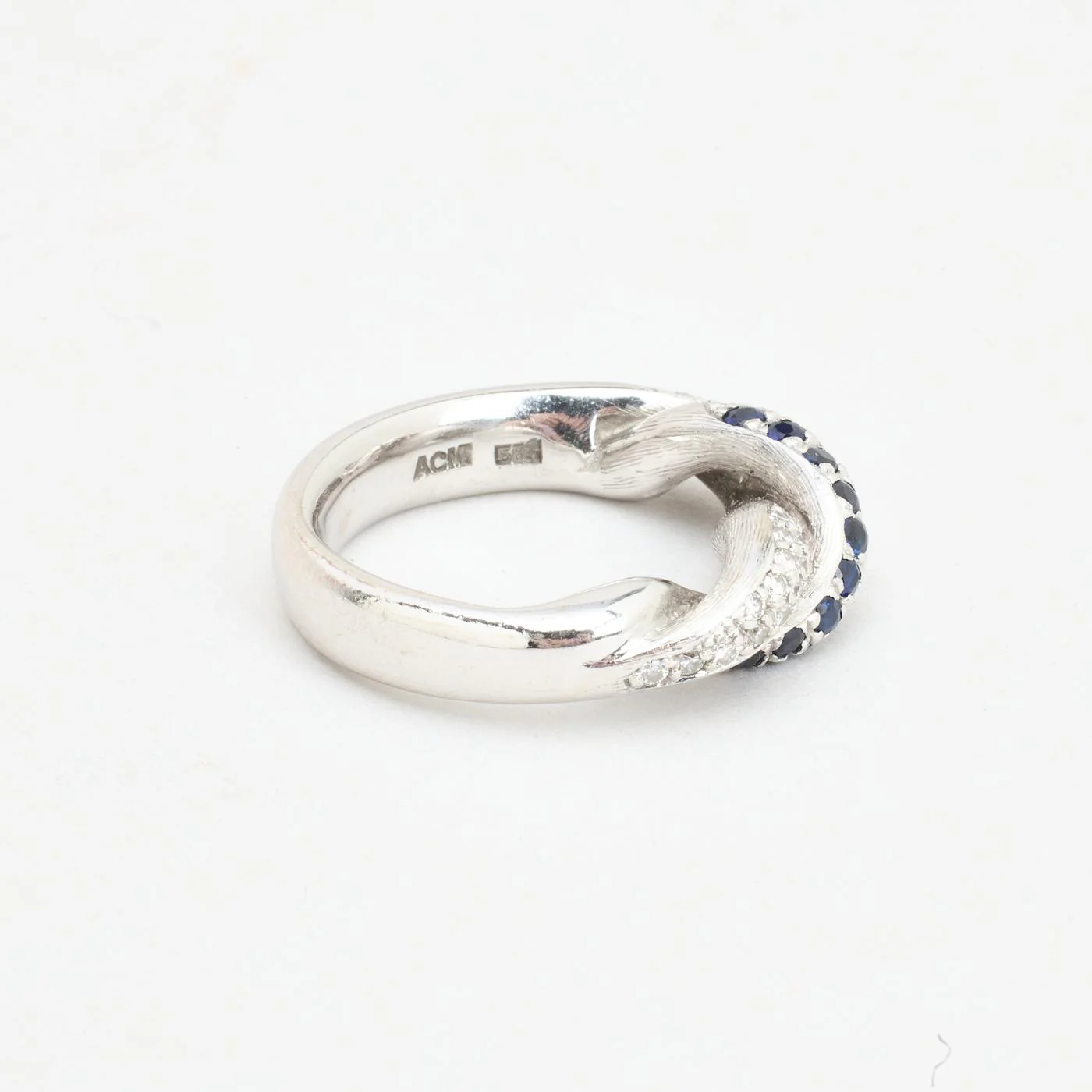 Pavéfattad Crossoverring med diamant (0.33 ct) i 14K vitt guld med en safir strl. 15.6 / strl. 49 - Image 4