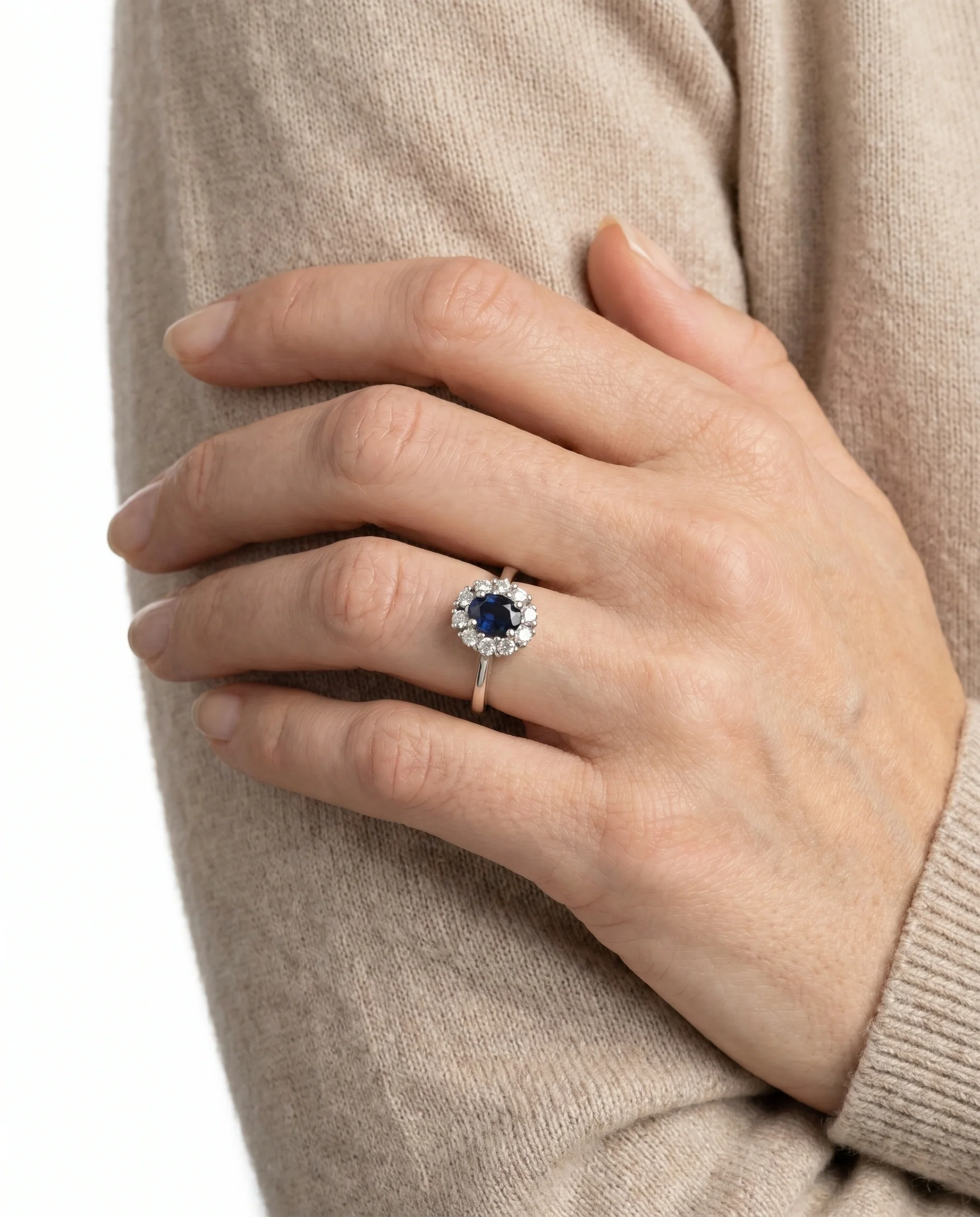 Klassisk Haloring med diamant (0.42 ct) i 14K vitt guld med en safir strl. 17.8 / strl. 56 - Image 2