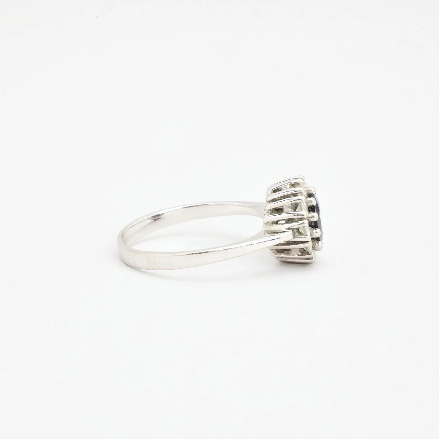 Klassisk Haloring med diamant (0.42 ct) i 14K vitt guld med en safir strl. 17.8 / strl. 56 - Image 3