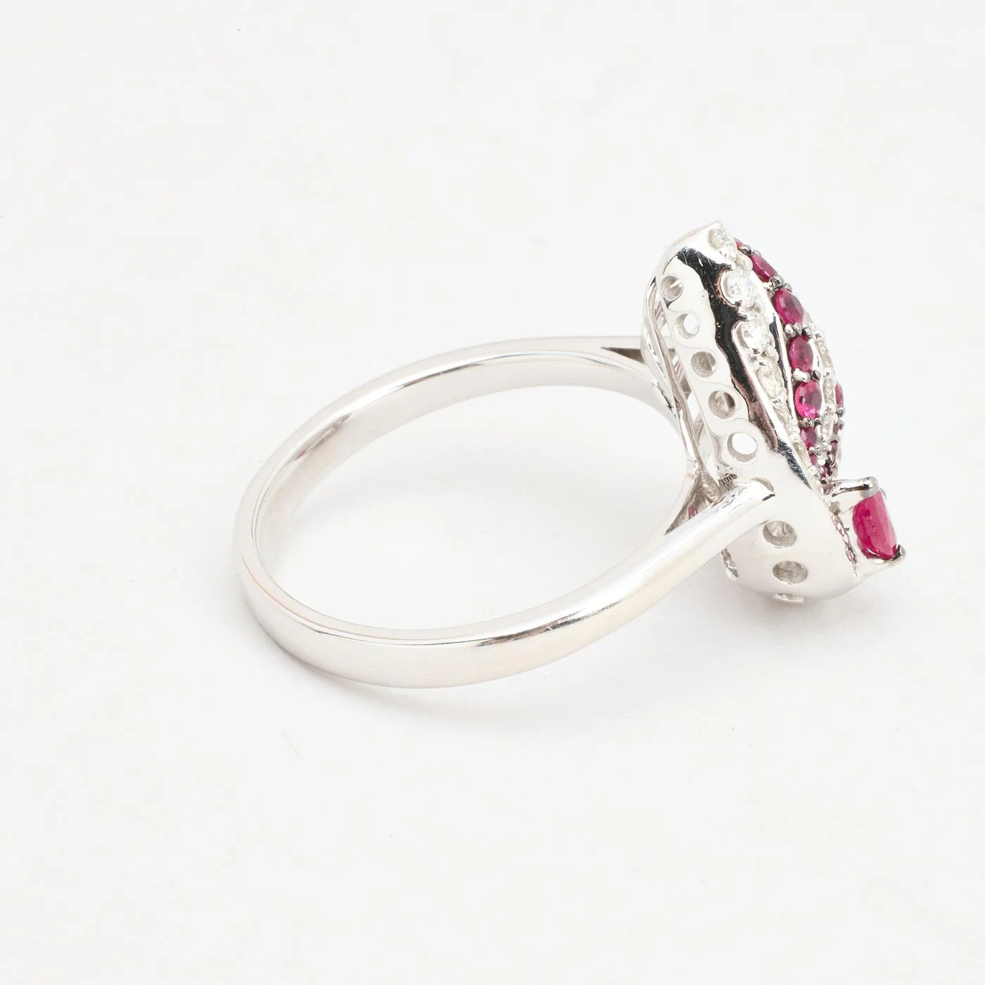 Droppformad pavéring med diamant (0.37 ct) i 18K vitt guld med en safir strl. 17.5 / strl. 55 - Image 4