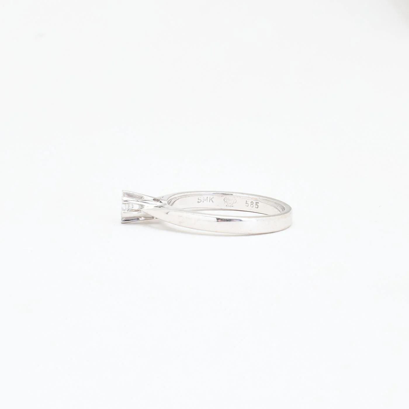 Klassisk solitärring med diamant (0.1 ct) i 14K vitt guld strl. 16.9 / strl. 53 - Image 2