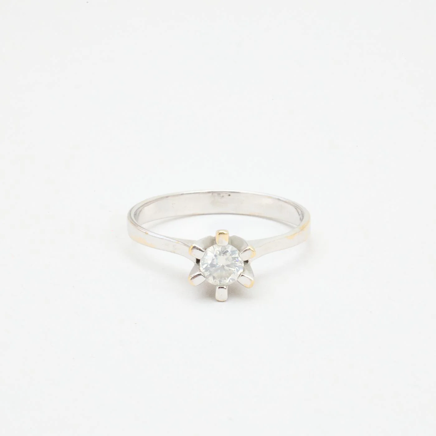 Solitärring med diamant (0.32 ct) i 18K vitt guld strl. 17.2 / strl. 54