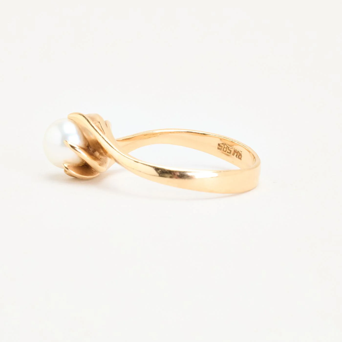 Vridna pärlring i 14K guld med en pärla strl. 19.4 / strl. 61 - Image 5