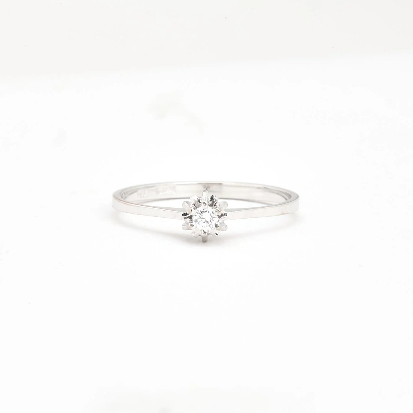 Blomma solitärring med diamant (0.04 ct) i 14K vitt guld strl. 16.9 / strl. 53