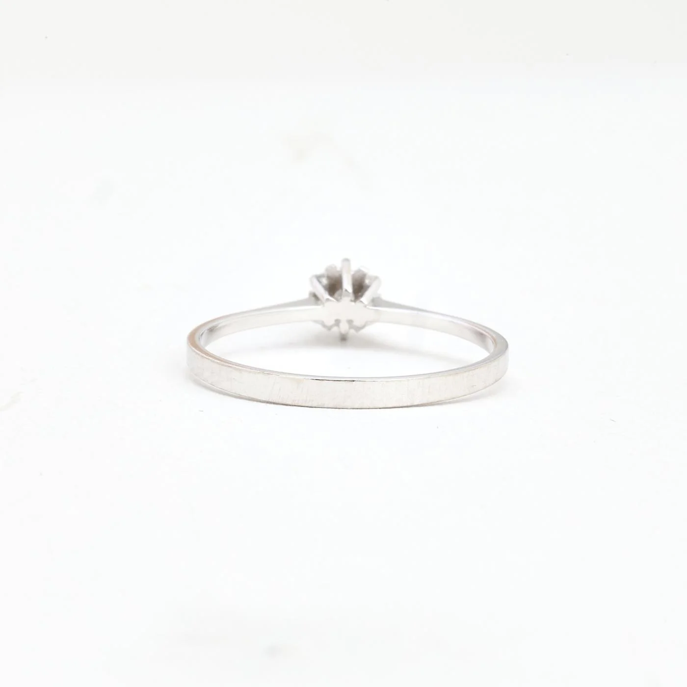 Blomma solitärring med diamant (0.04 ct) i 14K vitt guld strl. 16.9 / strl. 53 - Image 3