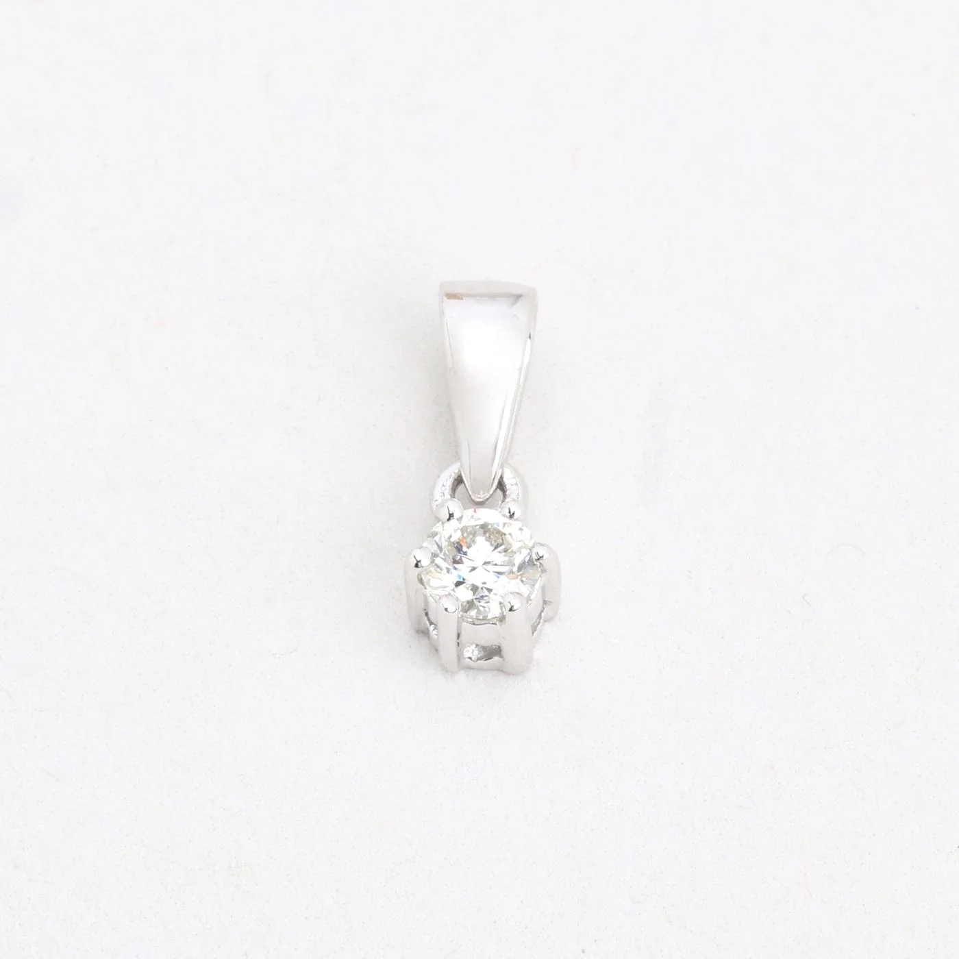Klassisk solitärhänge med diamant (0.16 ct) i 18K vitt guld, 1.2 cm, 0.63 g