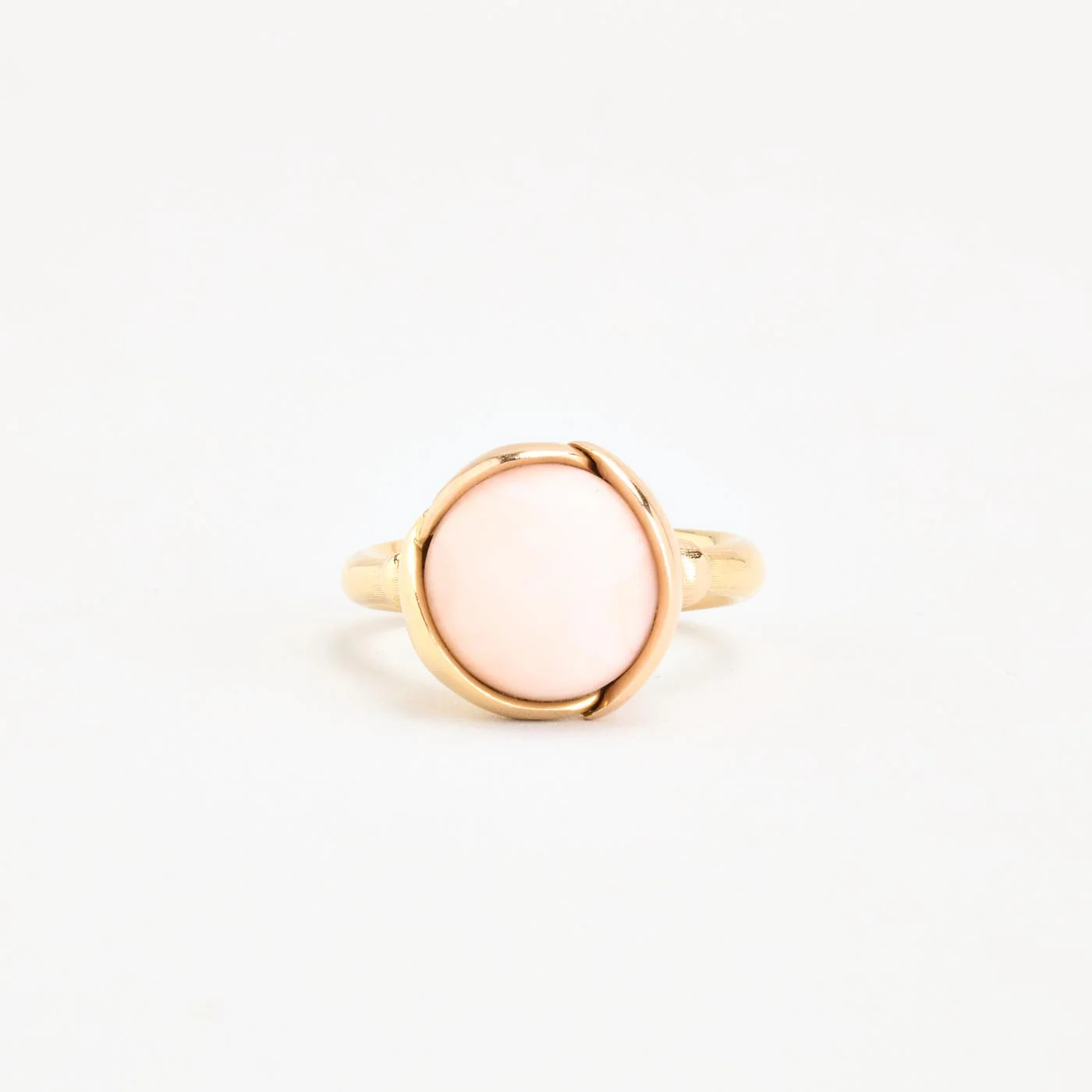 Ole Lynggaard Lotus statementring i 18K guld med en korall strl. 15.9 / strl. 50