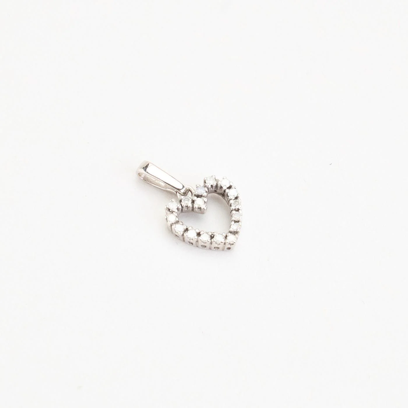 Hjärthänge med diamant (0.11 ct) i 14K vitt guld, 2 cm, 0.87 g