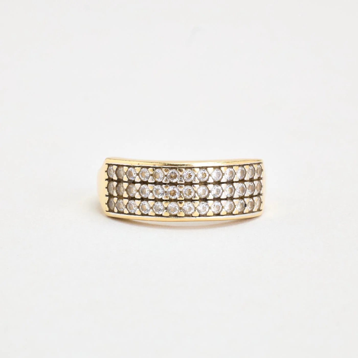 Geometrisk pavéring i 14K guld med en zirkonia strl. 16.9 / strl. 53