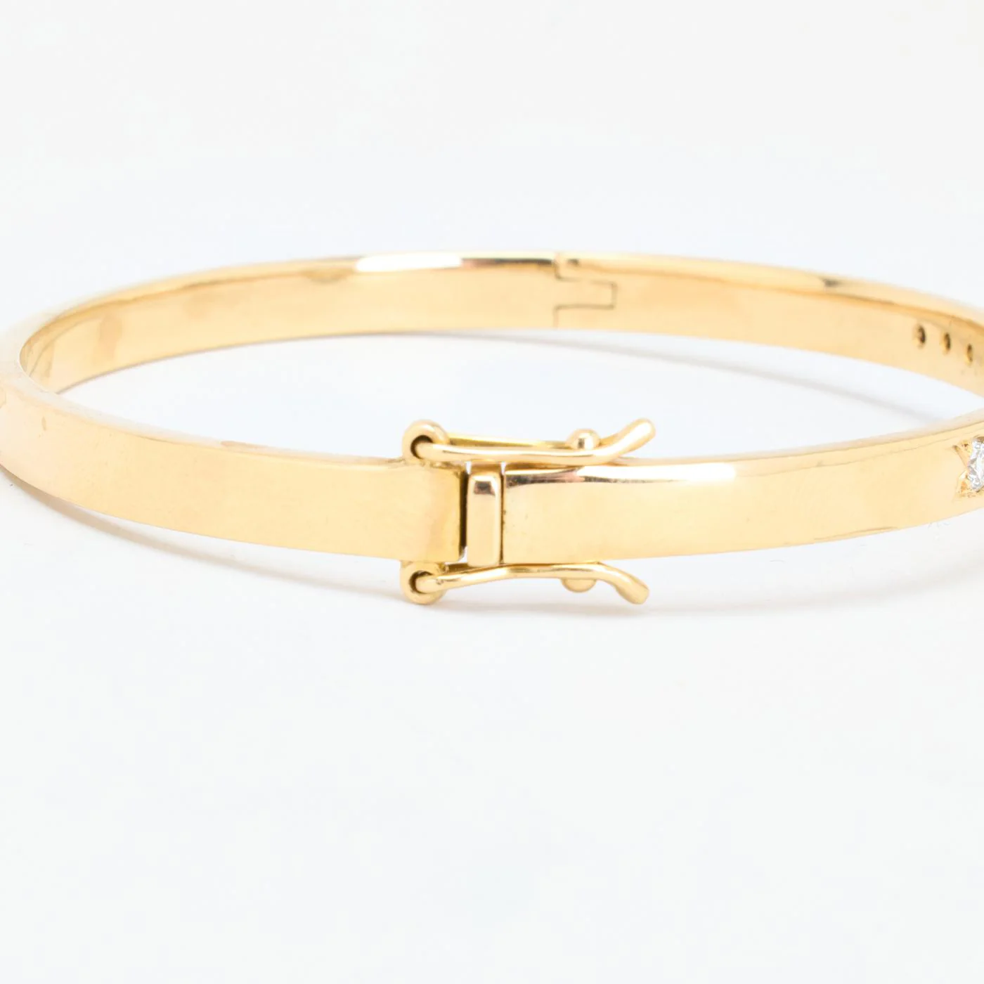 Modern armring med lås med diamant (0.88 ct) i 14K guld, 6.3 cm, 23.89 g - Image 4