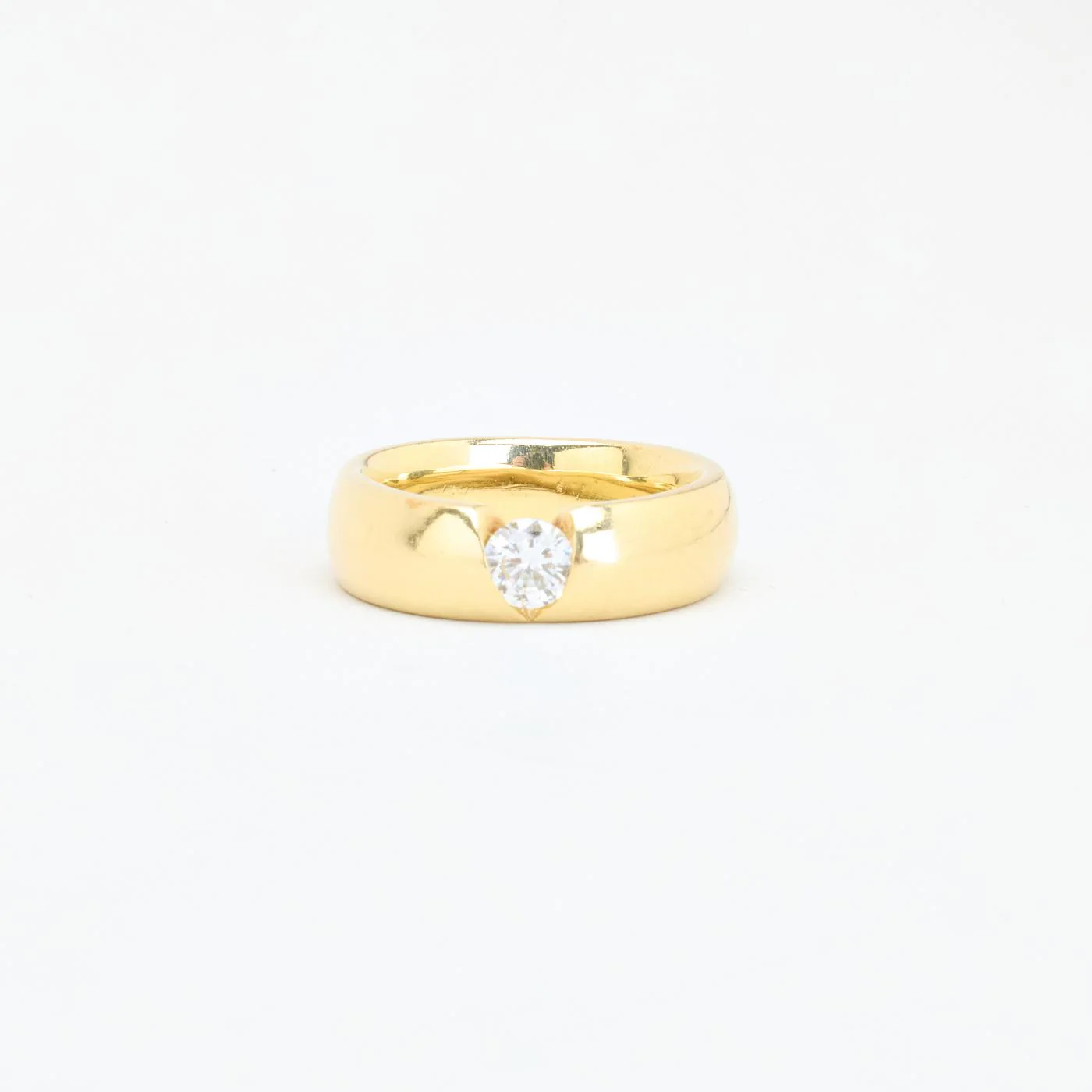 Modern vigselring med diamant (0.56 ct) i 14K guld strl. 17.8 / strl. 56