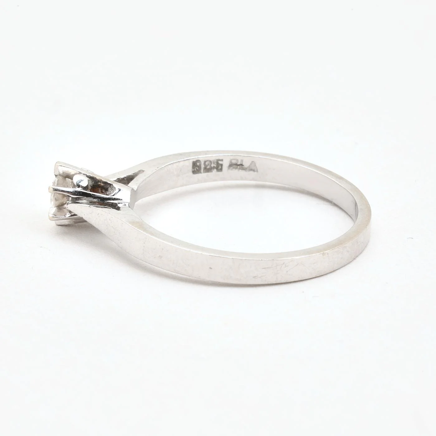 Klassisk solitärring med diamant (0.15 ct) i 14K vitt guld strl. 16.9 / strl. 53 - Image 2