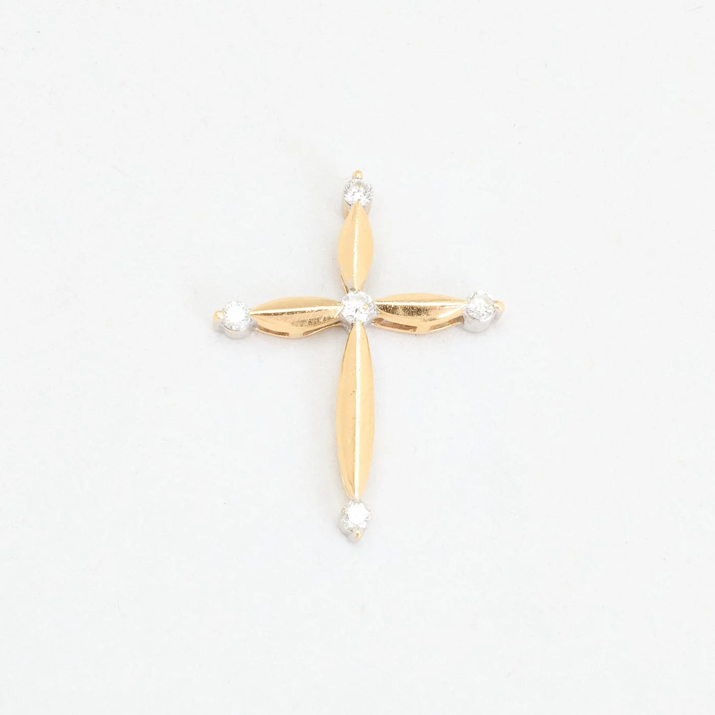 Kors med diamant (0.16 ct) i 14K guld, 2.5 cm, 1 g