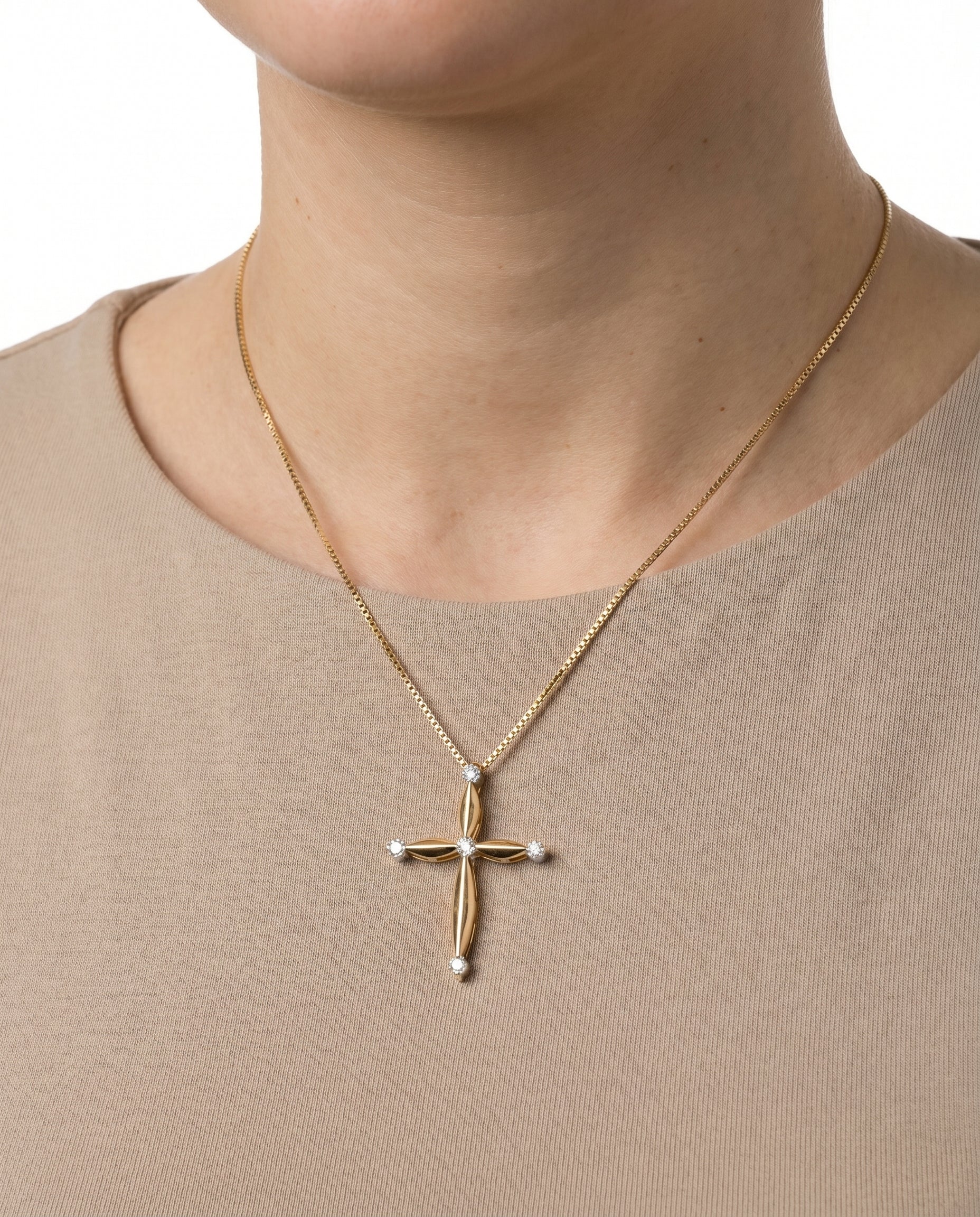 Kors med diamant (0.16 ct) i 14K guld, 2.5 cm, 1 g - Image 2
