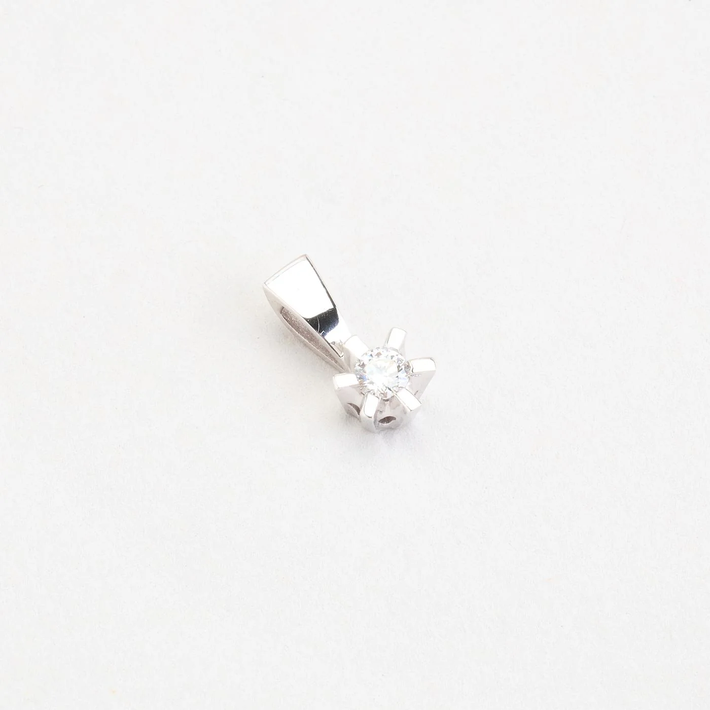 Klassisk solitärhänge med diamant (0.11 ct) i 18K vitt guld, 1 cm, 0.75 g