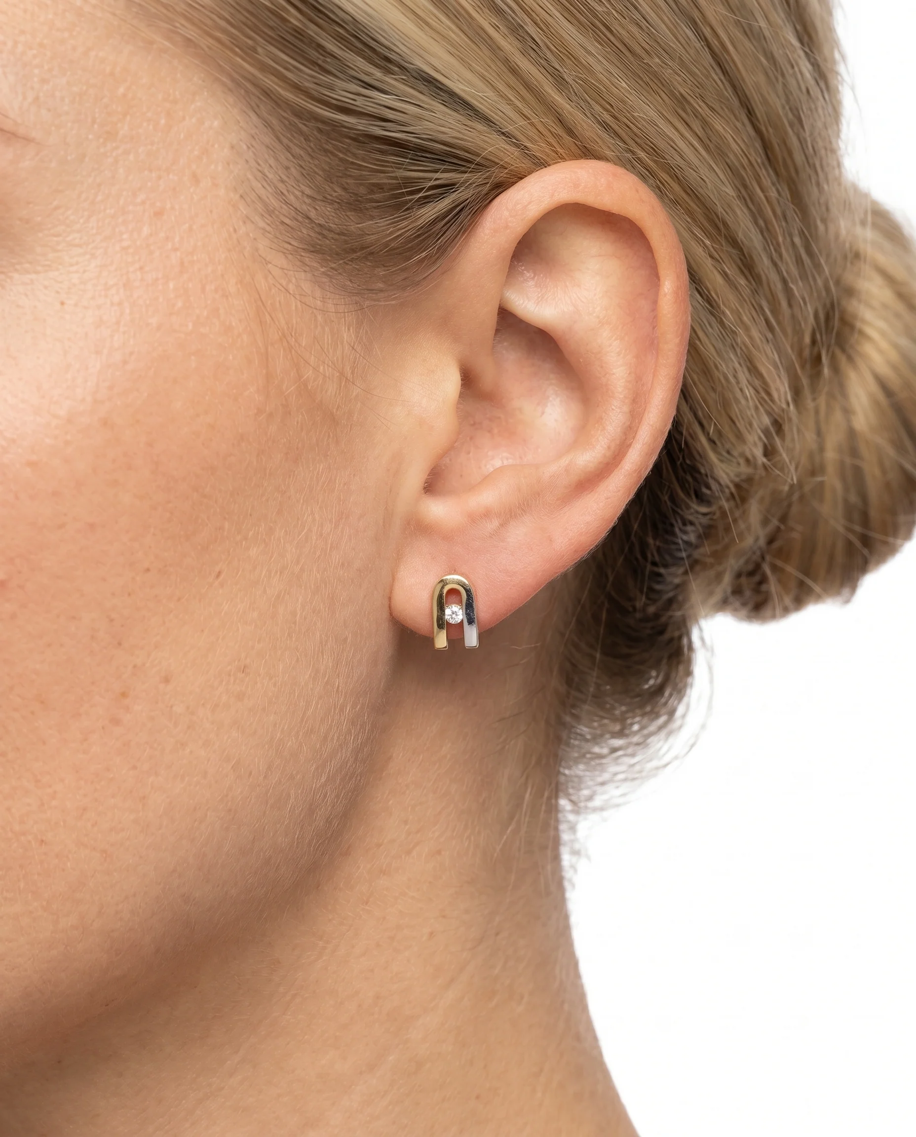 Örhängen med stift med diamant (0.06 ct) i 14K guld, 1 cm,