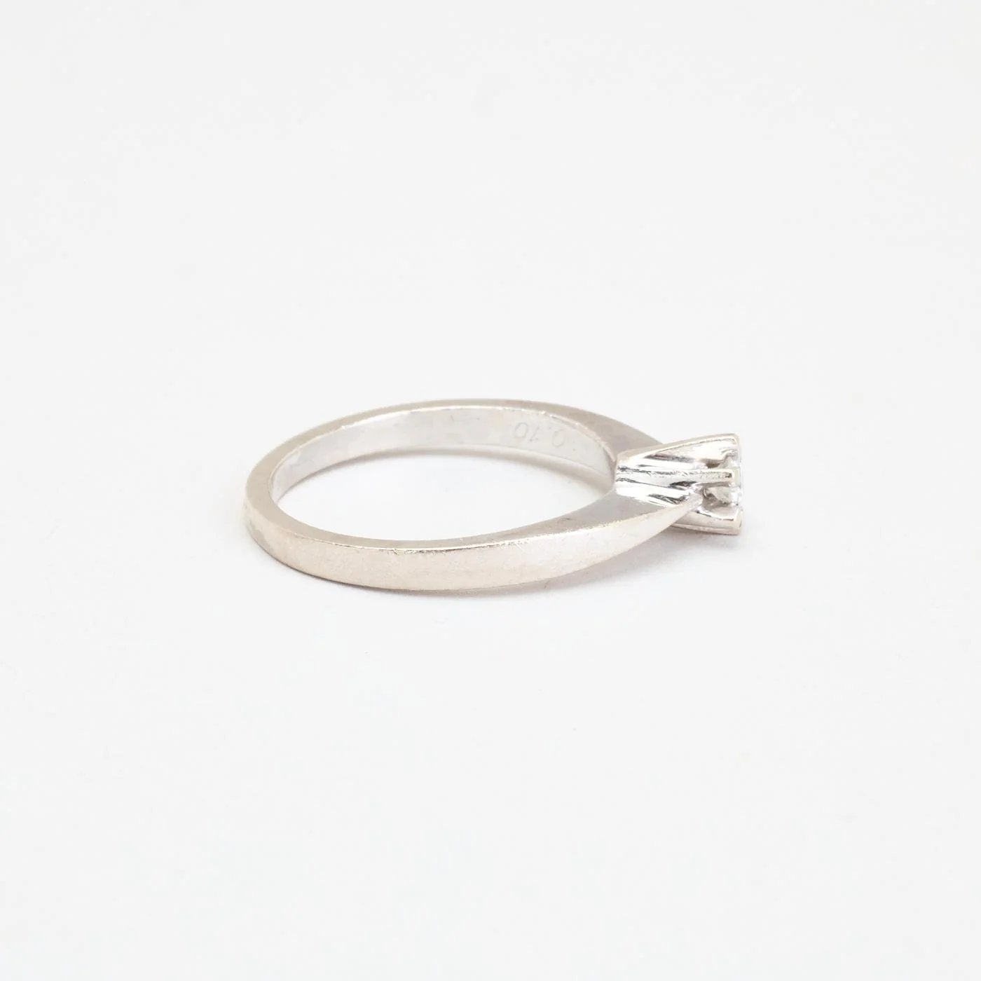 Klassisk solitärring med diamant (0.1 ct) i 14K vitt guld strl. 16.9 / strl. 53 - Image 2