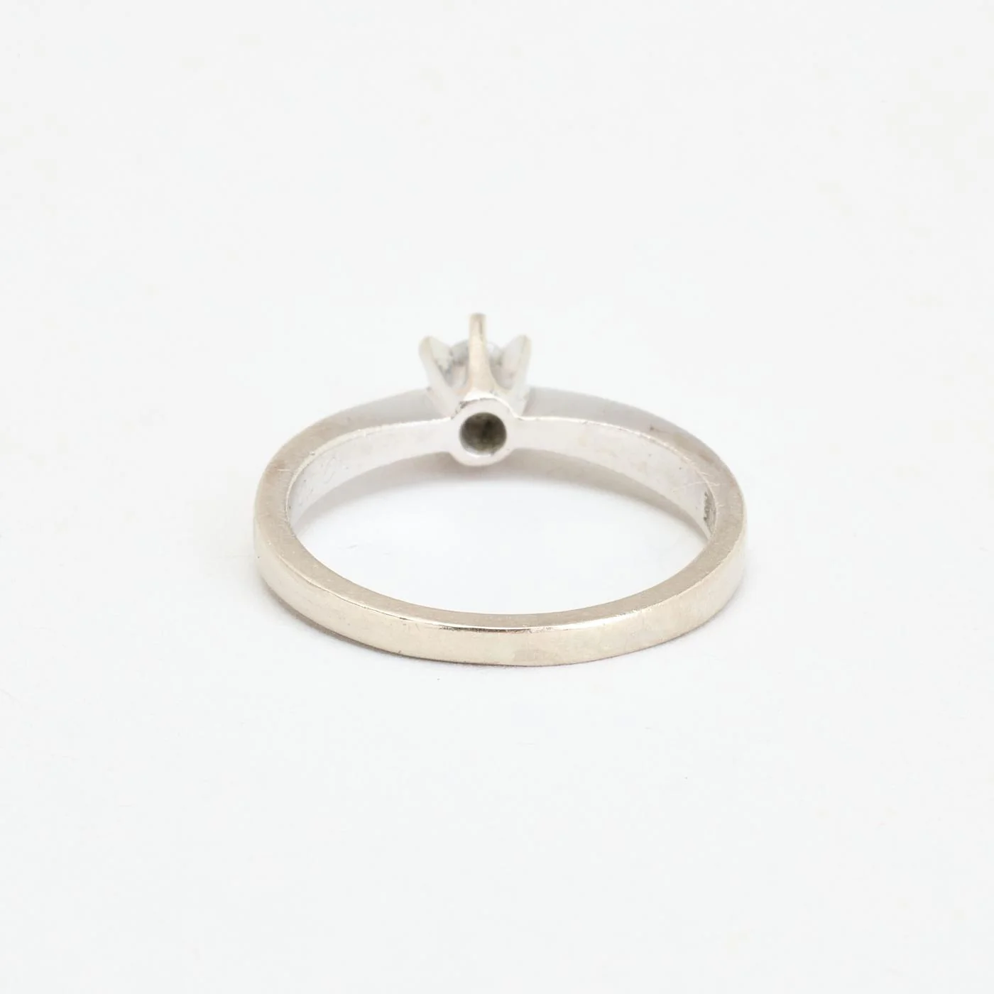 Klassisk solitärring med diamant (0.1 ct) i 14K vitt guld strl. 16.9 / strl. 53 - Image 3