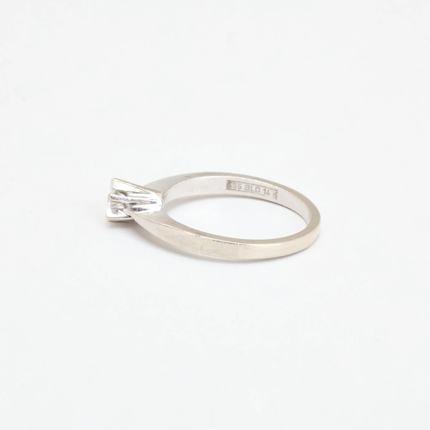 Klassisk solitärring med diamant (0.1 ct) i 14K vitt guld strl. 16.9 / strl. 53 - Image 4