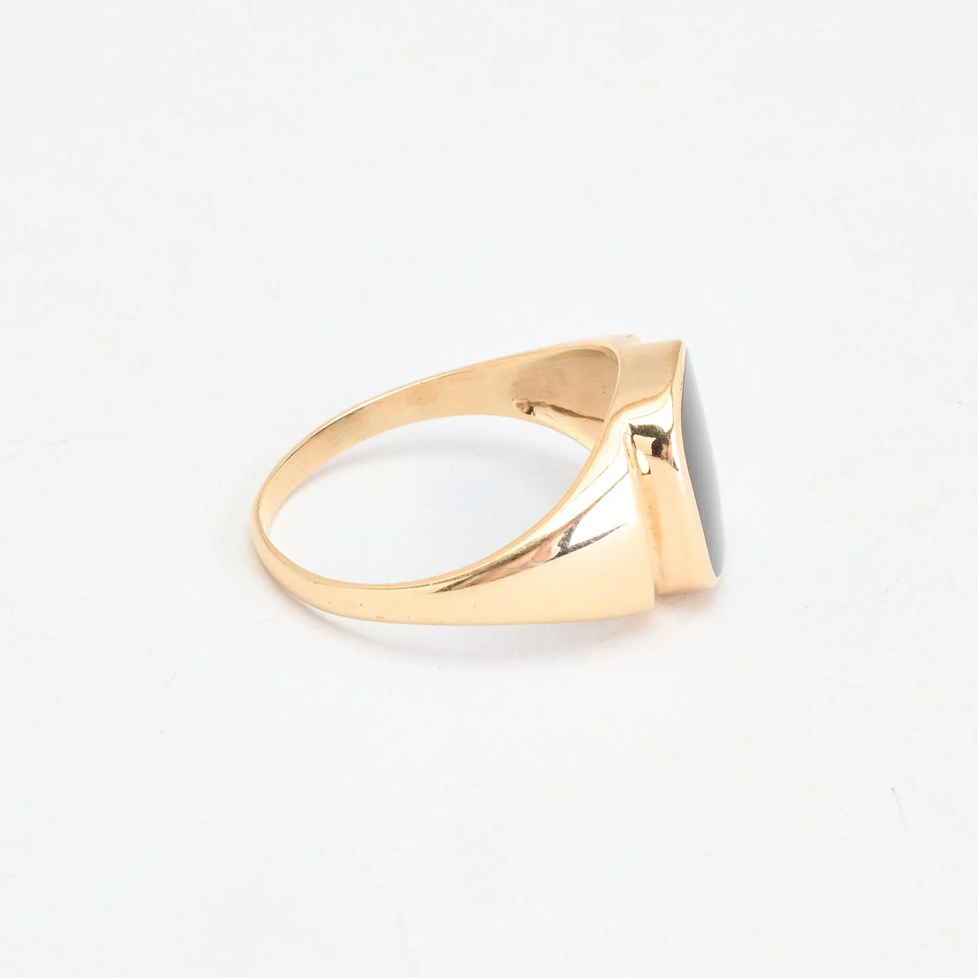 Klackring i 14K guld med en onyx strl. 19.7 / strl. 62 - Image 2