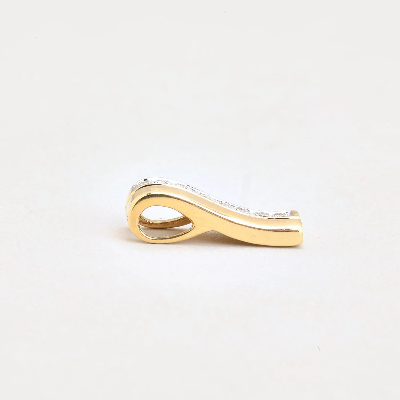 Organisk Tallrikshänge med diamant (0.04 ct) i 14K guld, 2.8 cm, 1.57 g - Image 2