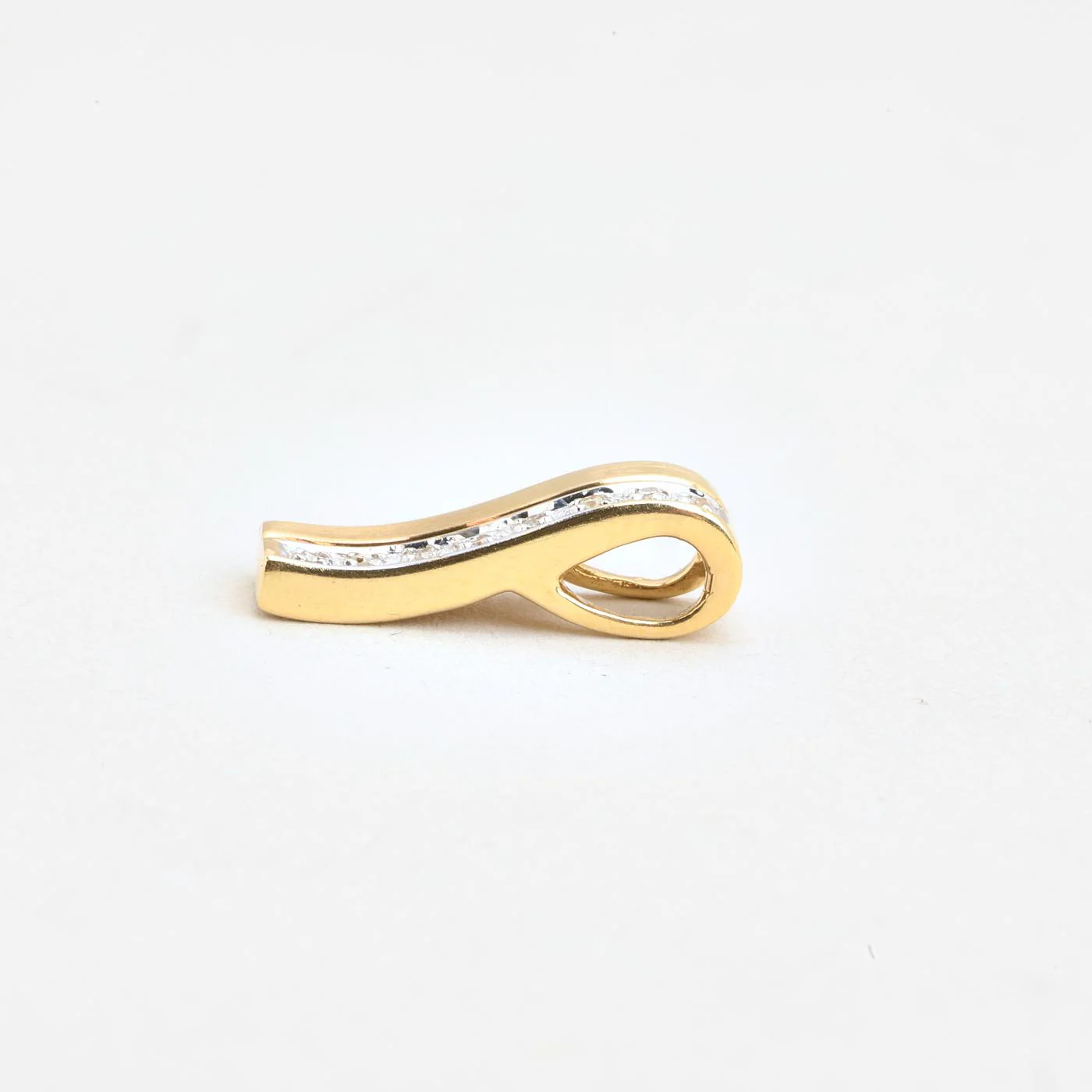 Organisk Tallrikshänge med diamant (0.04 ct) i 14K guld, 2.8 cm, 1.57 g - Image 4