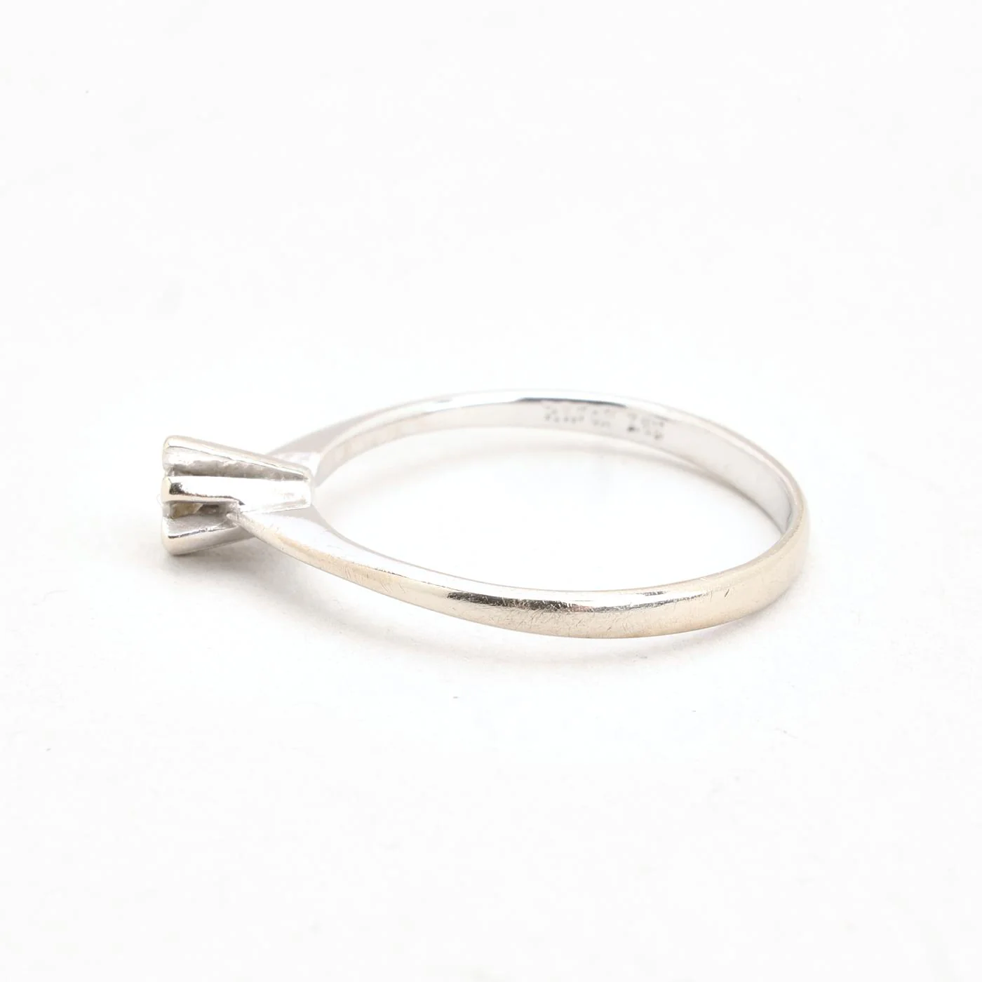 Klassisk solitärring med diamant (0.05 ct) i 14K vitt guld strl. 16.2 / strl. 51 - Image 3