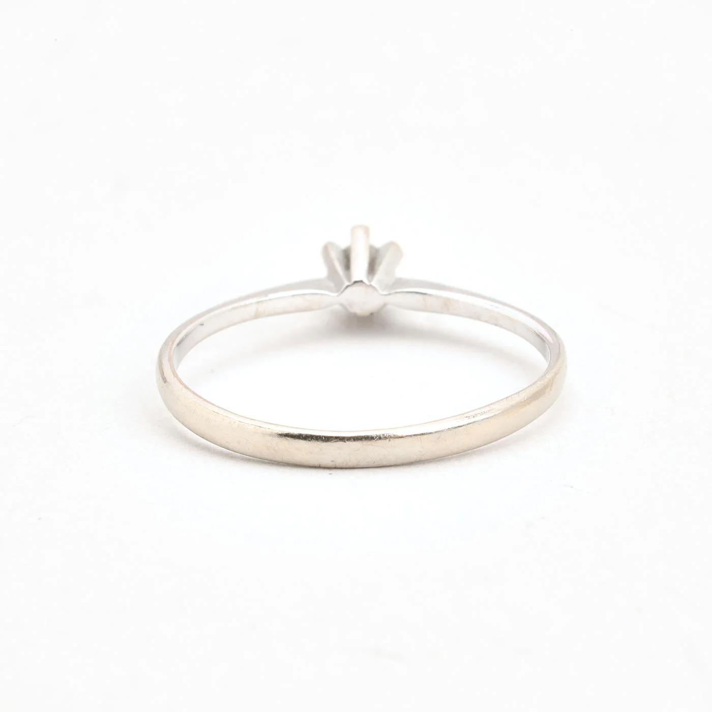 Klassisk solitärring med diamant (0.05 ct) i 14K vitt guld strl. 16.2 / strl. 51 - Image 4