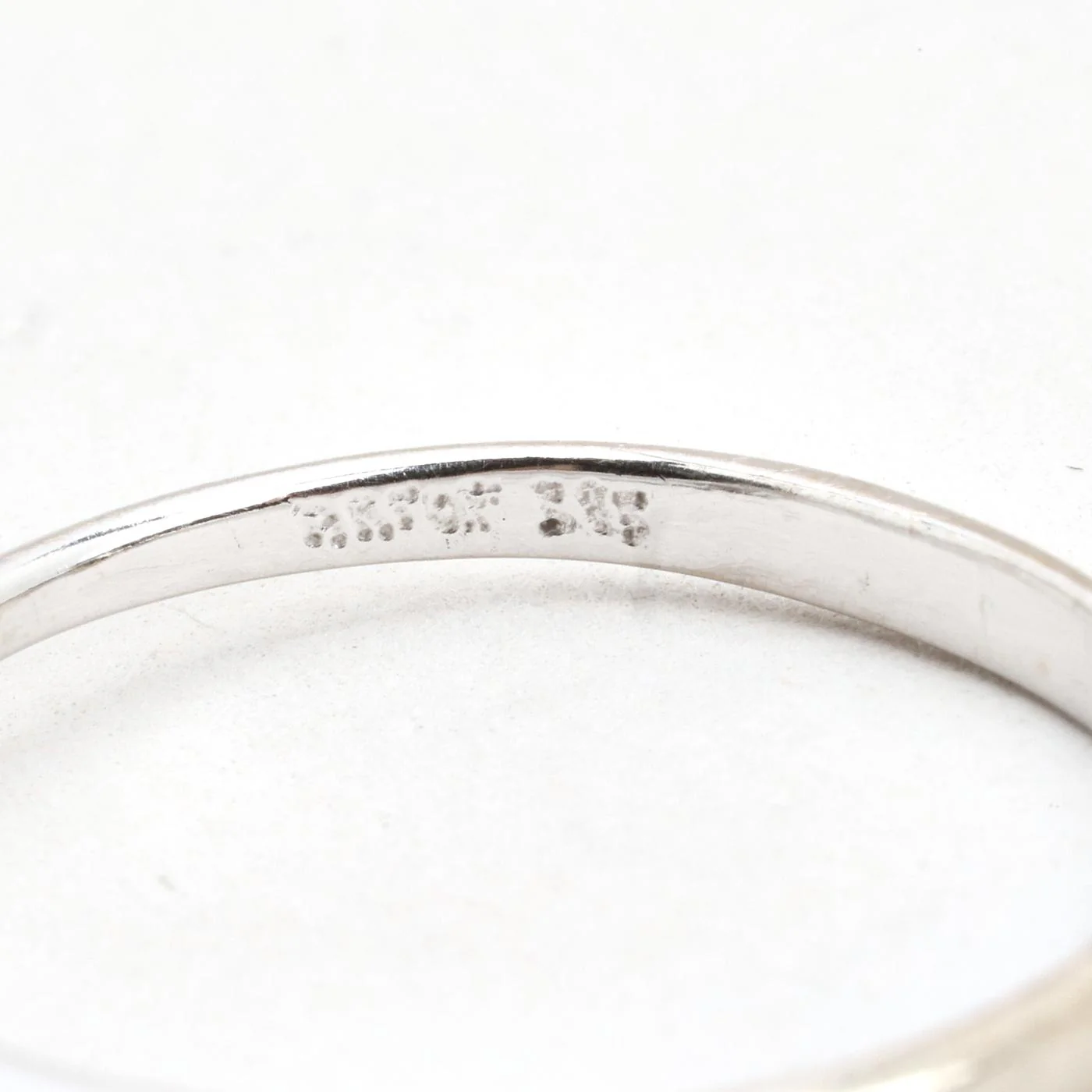 Klassisk solitärring med diamant (0.05 ct) i 14K vitt guld strl. 16.2 / strl. 51 - Image 6