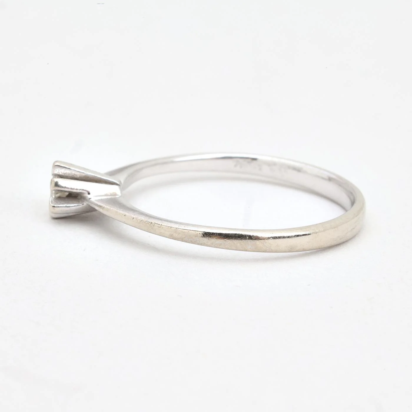 Klassisk solitärring med diamant (0.03 ct) i 14K vitt guld strl. 16.2 / strl. 51 - Image 2