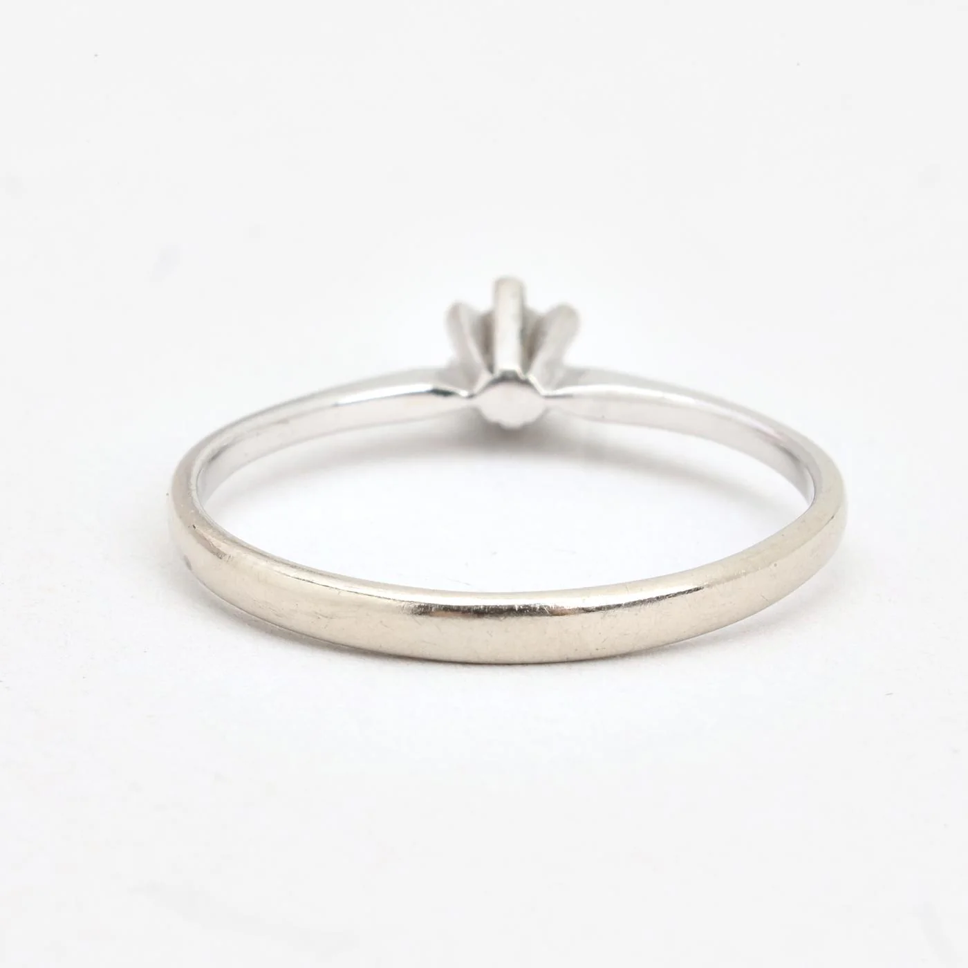 Klassisk solitärring med diamant (0.03 ct) i 14K vitt guld strl. 16.2 / strl. 51 - Image 3
