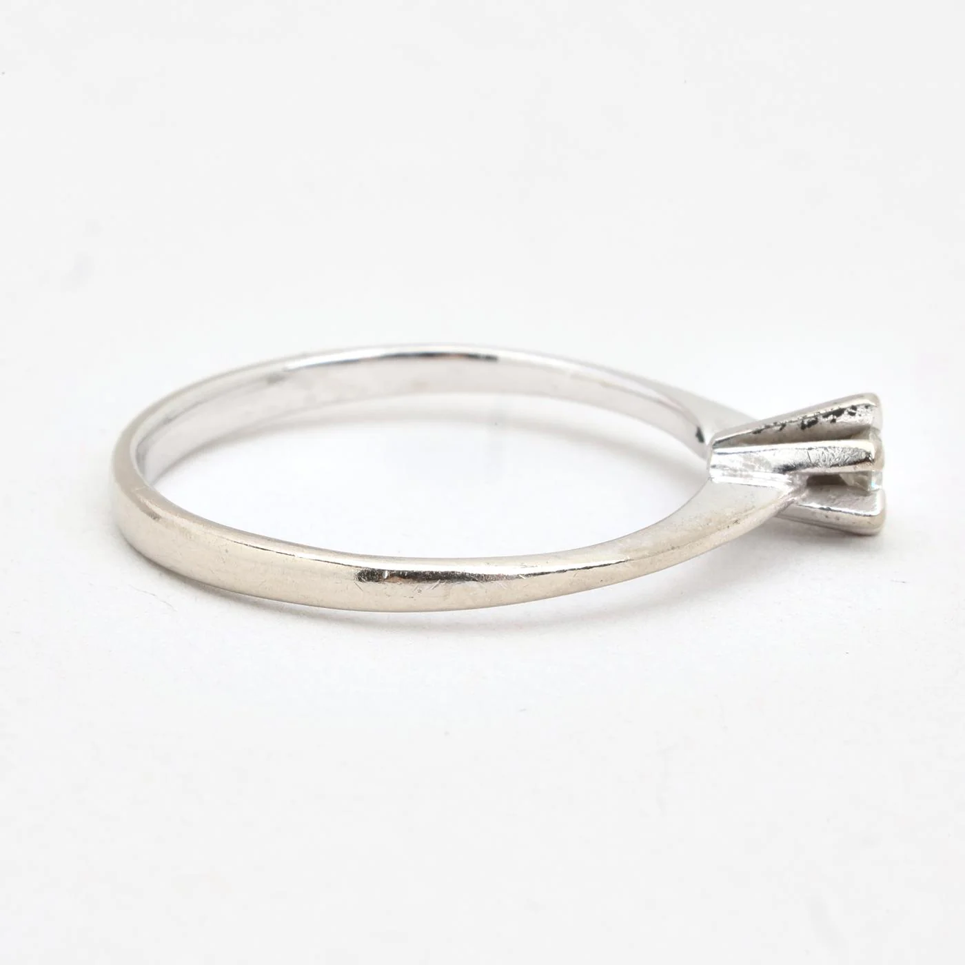 Klassisk solitärring med diamant (0.03 ct) i 14K vitt guld strl. 16.2 / strl. 51 - Image 4