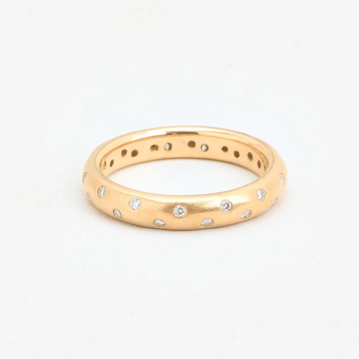 Matt vigselring med diamant (0.32 ct) i 18K guld strl. 17.8 / strl. 56