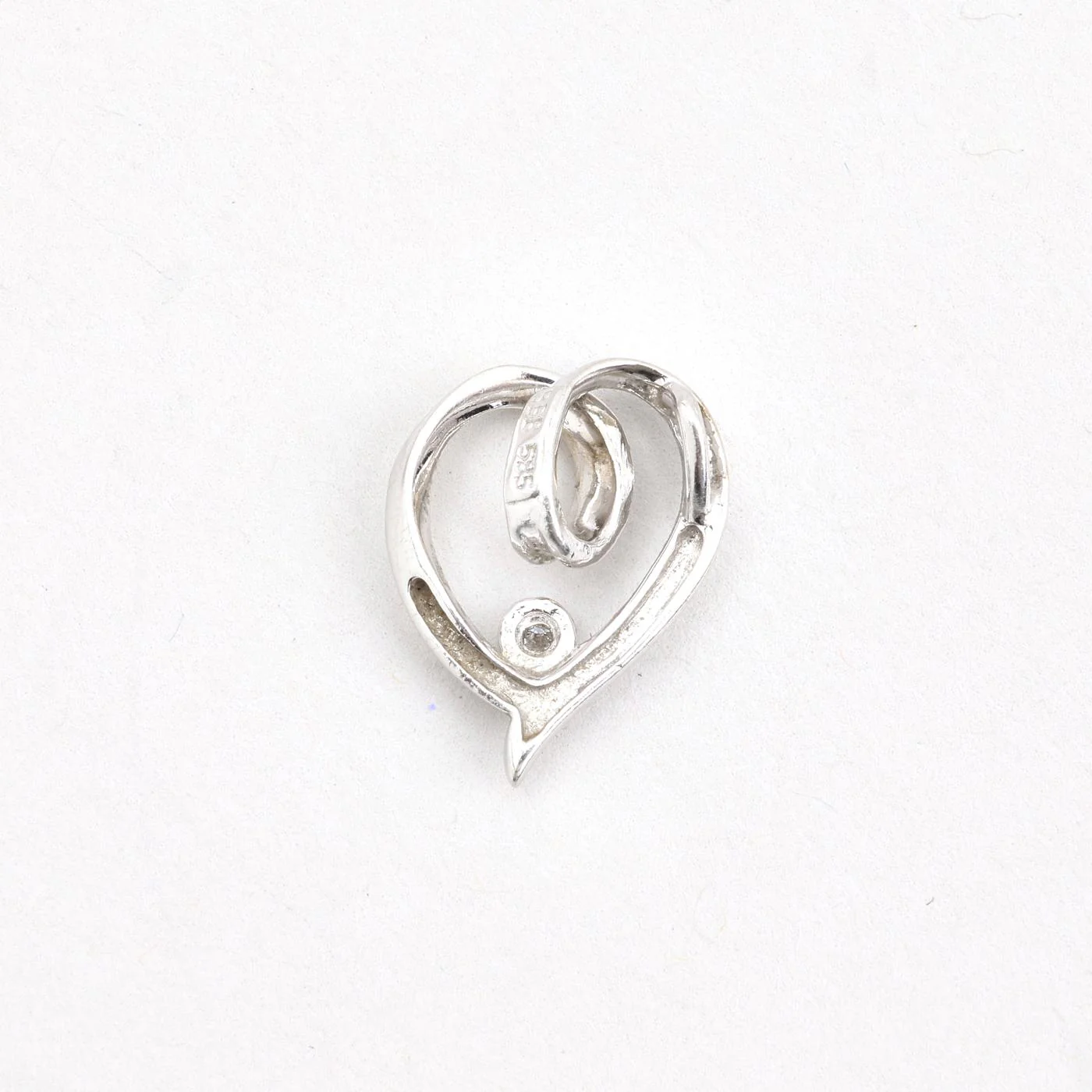 Vridna solitärhänge med diamant (0.01 ct) i 14K vitt guld, 1.5 cm, 1.01 g - Image 2