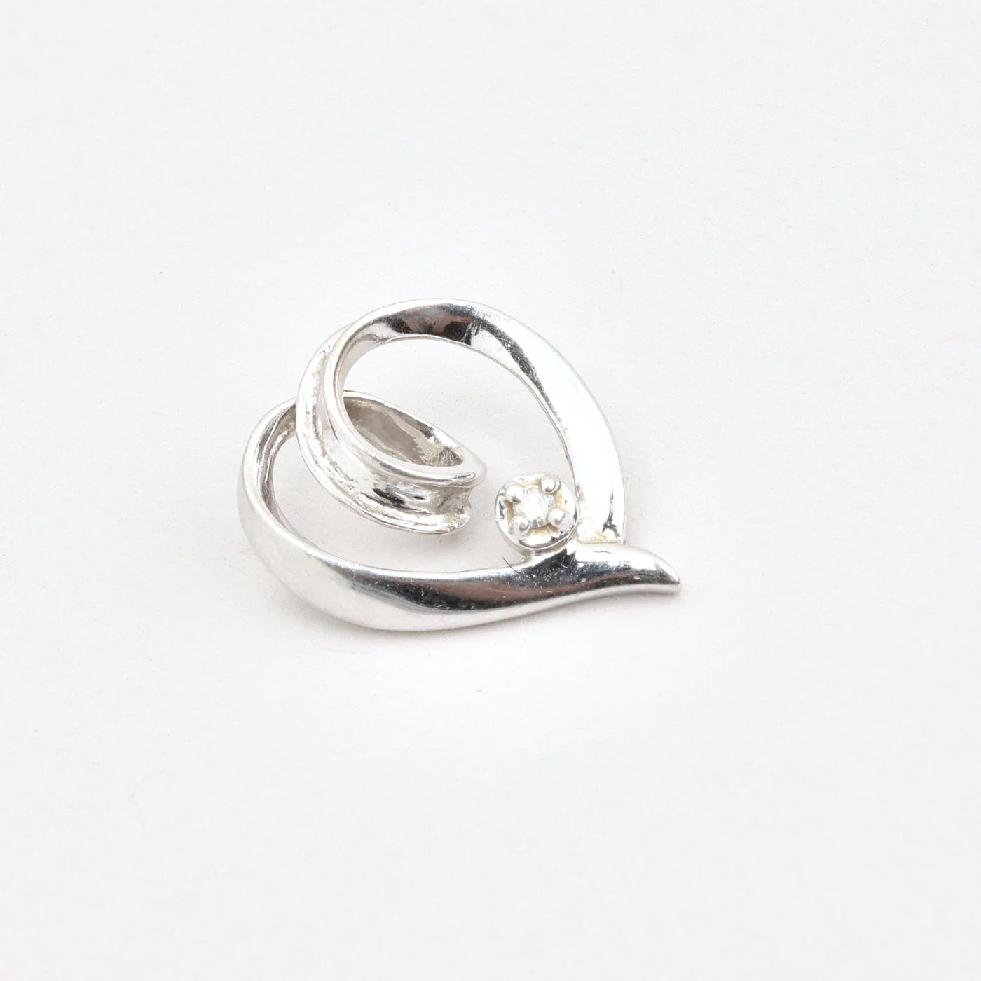 Vridna solitärhänge med diamant (0.01 ct) i 14K vitt guld, 1.5 cm, 1.01 g - Image 3