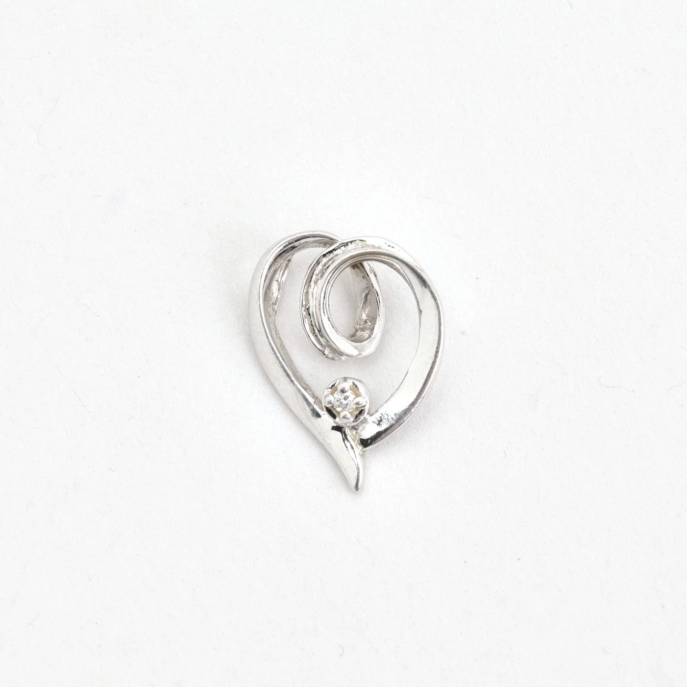 Vridna solitärhänge med diamant (0.01 ct) i 14K vitt guld, 1.5 cm, 1.01 g - Image 5