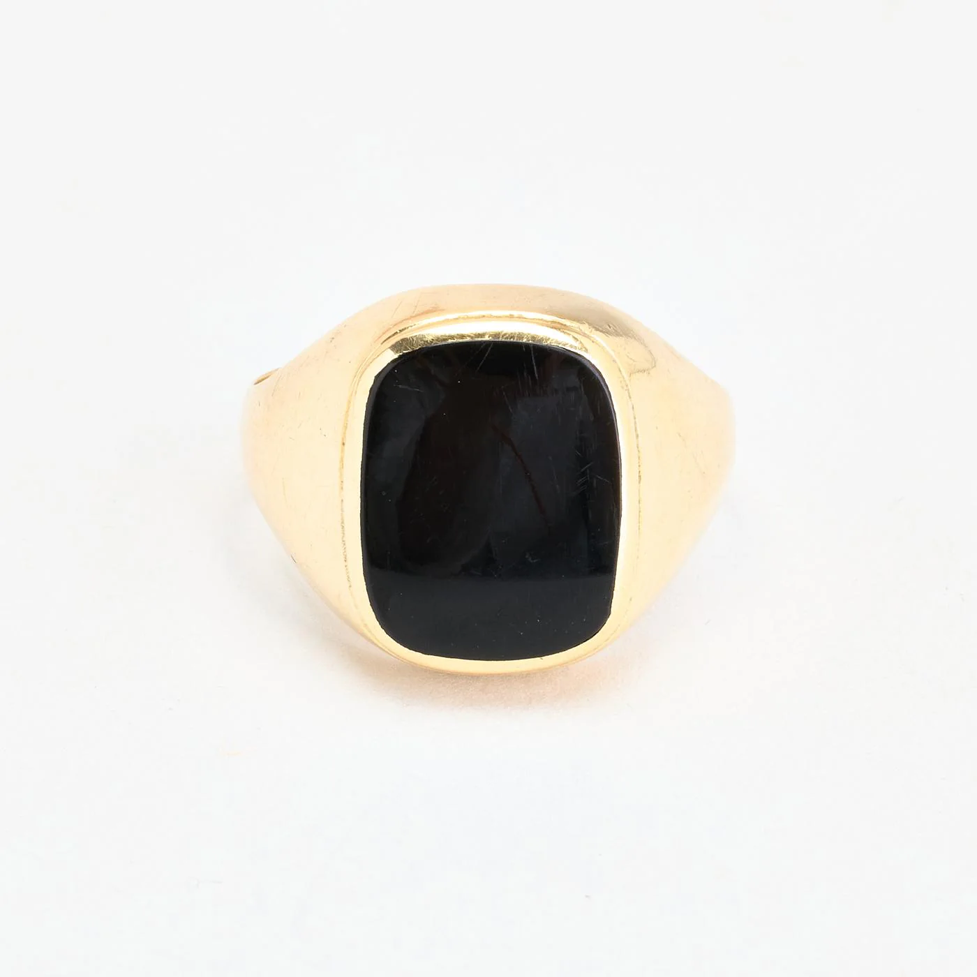 Klackring i 14K guld med en onyx strl. 19.7 / strl. 62