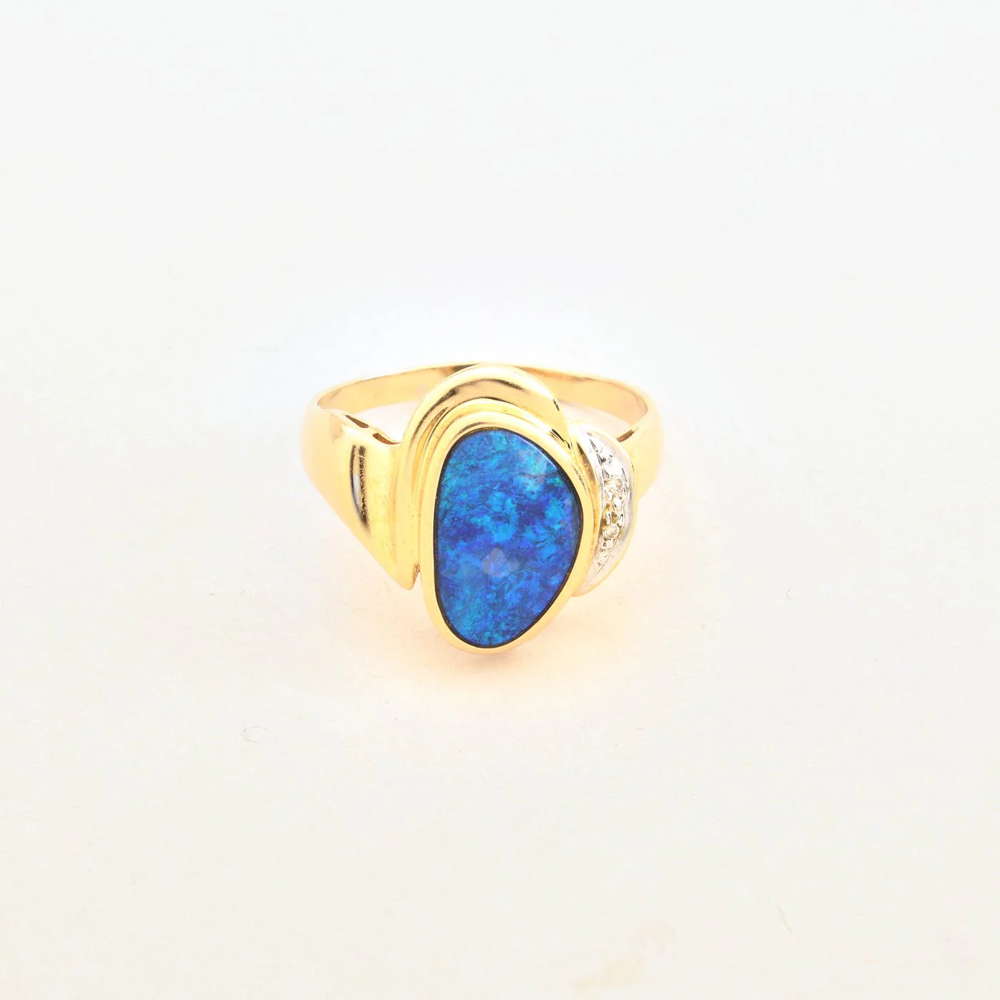 Organisk statementring med diamant (0.01 ct) i 14K guld med en opal strl. 19.4 / strl. 61