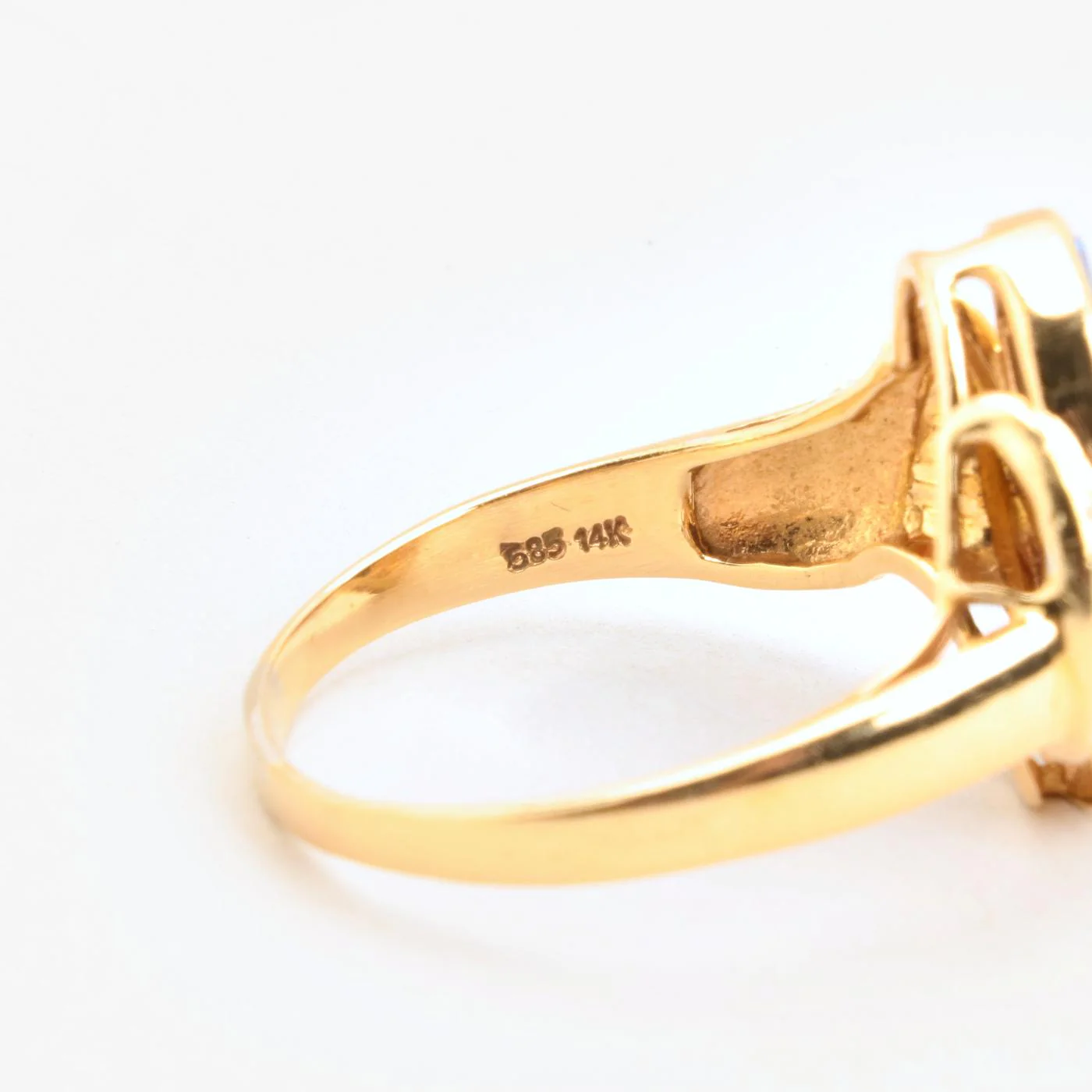 Organisk statementring med diamant (0.01 ct) i 14K guld med en opal strl. 19.4 / strl. 61 - Image 5