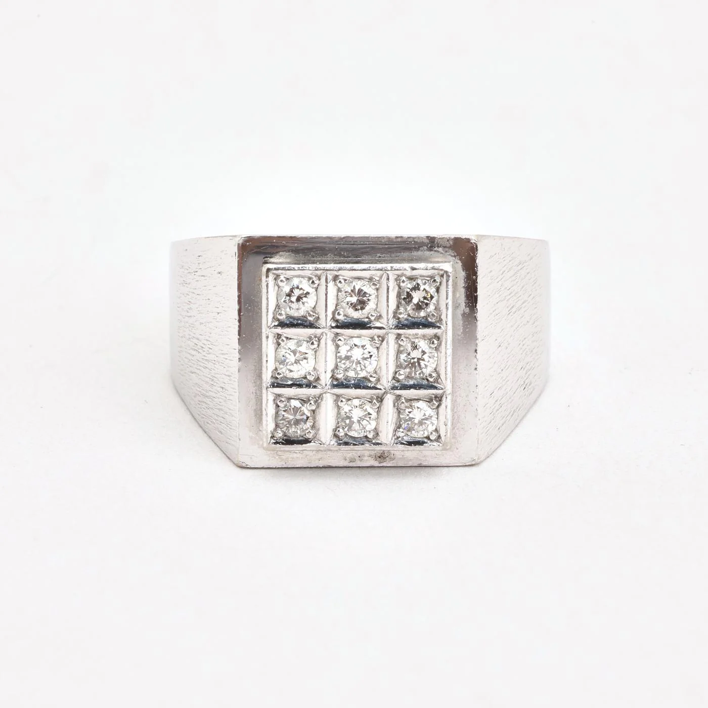 Hamrad klackring med diamant (0.28 ct) i 14K vitt guld strl. 18.5 / strl. 58