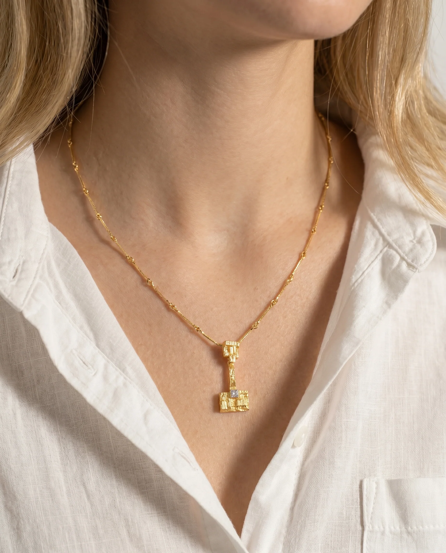Geometrisk collier med diamant (0.02 ct) i 18K guld, 41 cm, 4.6 g
