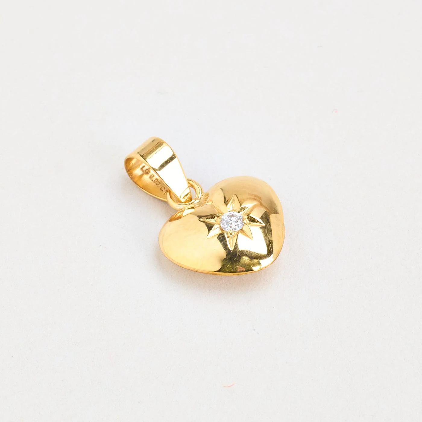 Klassisk Hjärthänge med diamant (0.03 ct) i 8K guld, 1.5 cm, 0.4 g