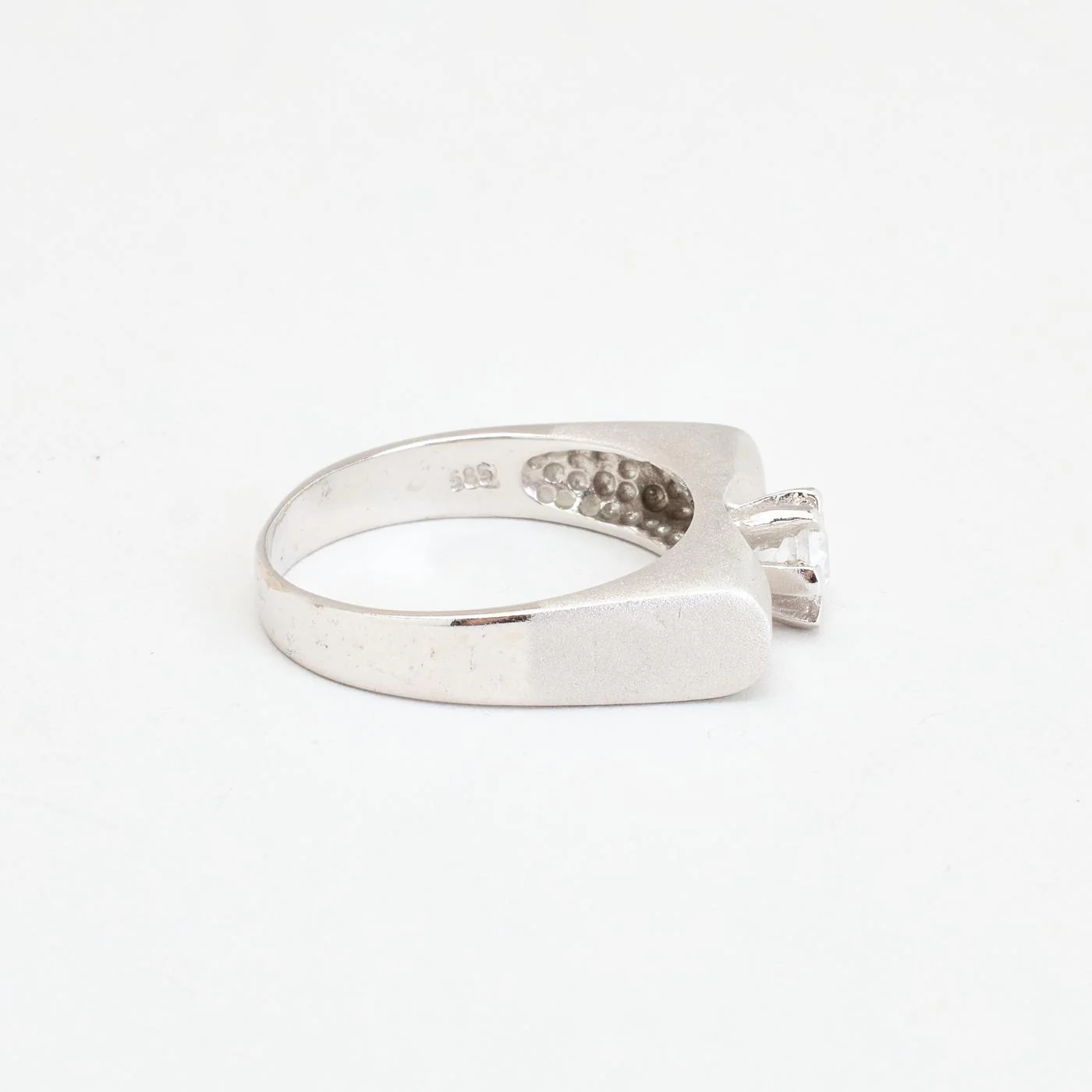 Geometrisk solitärring i 14K vitt guld med en zirkonia strl. 18.1 / strl. 57 - Image 3