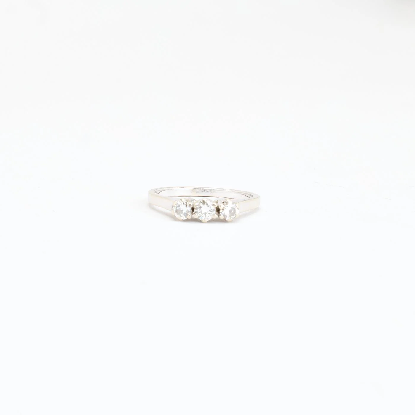 Klassisk tre stenar ring med diamant (0.45 ct) i 14K vitt guld strl. 17.2 / strl. 54
