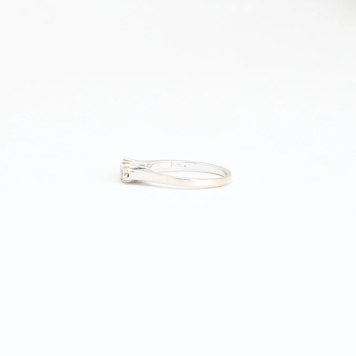 Klassisk tre stenar ring med diamant (0.45 ct) i 14K vitt guld strl. 17.2 / strl. 54 - Image 2