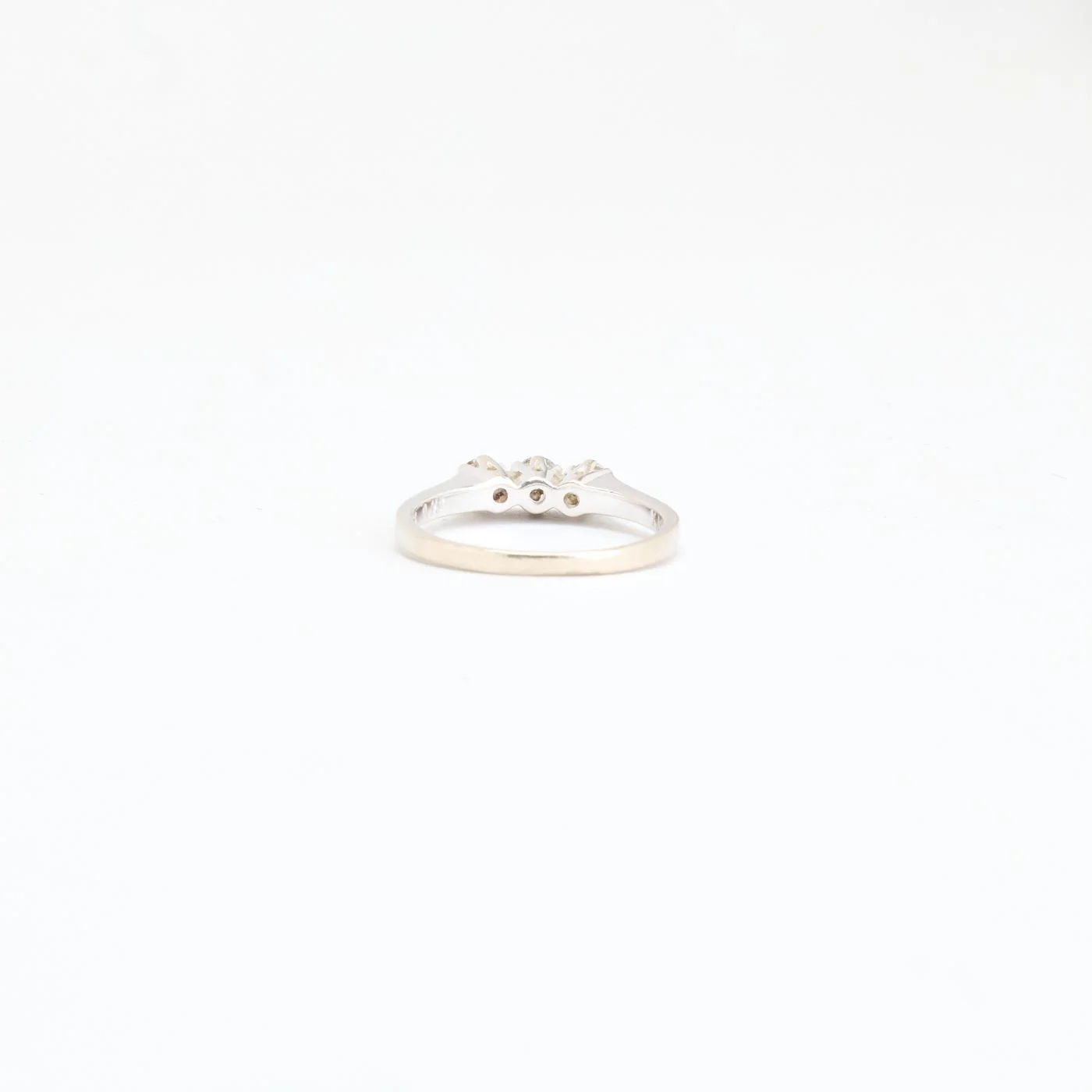 Klassisk tre stenar ring med diamant (0.45 ct) i 14K vitt guld strl. 17.2 / strl. 54 - Image 3